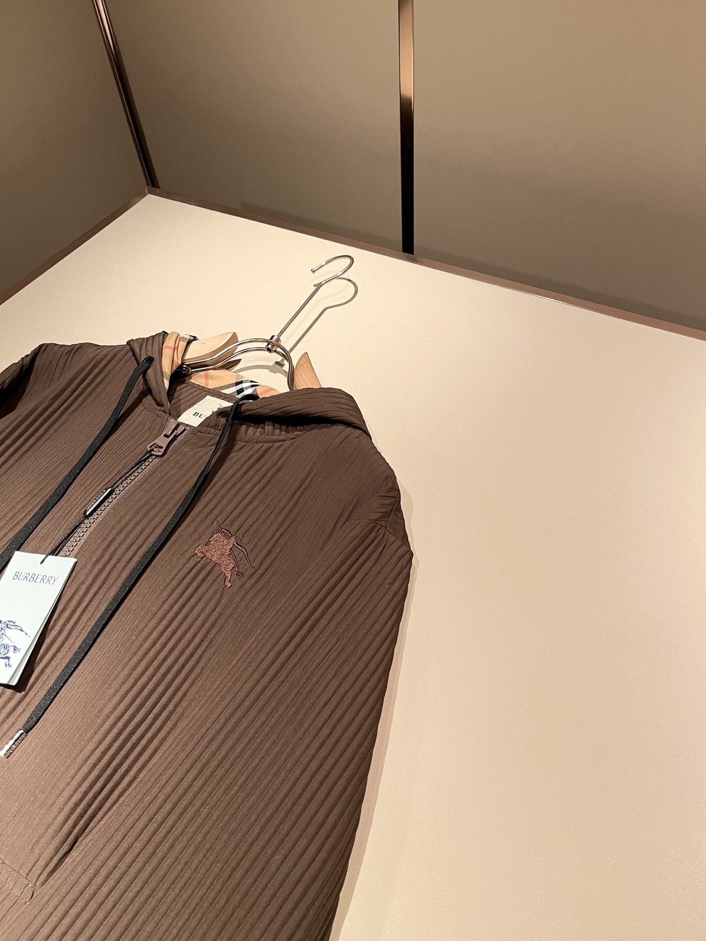 Bur*erry 巴*莉 2025秋冬新款男士休闲套装，品牌最新设计元素！既不单调也不复杂，好处的展现品