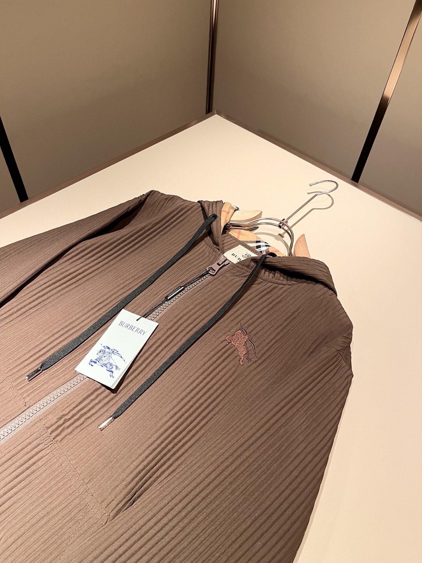 Bur*erry 巴*莉 2025秋冬新款男士休闲套装，品牌最新设计元素！既不单调也不复杂，好处的展现品