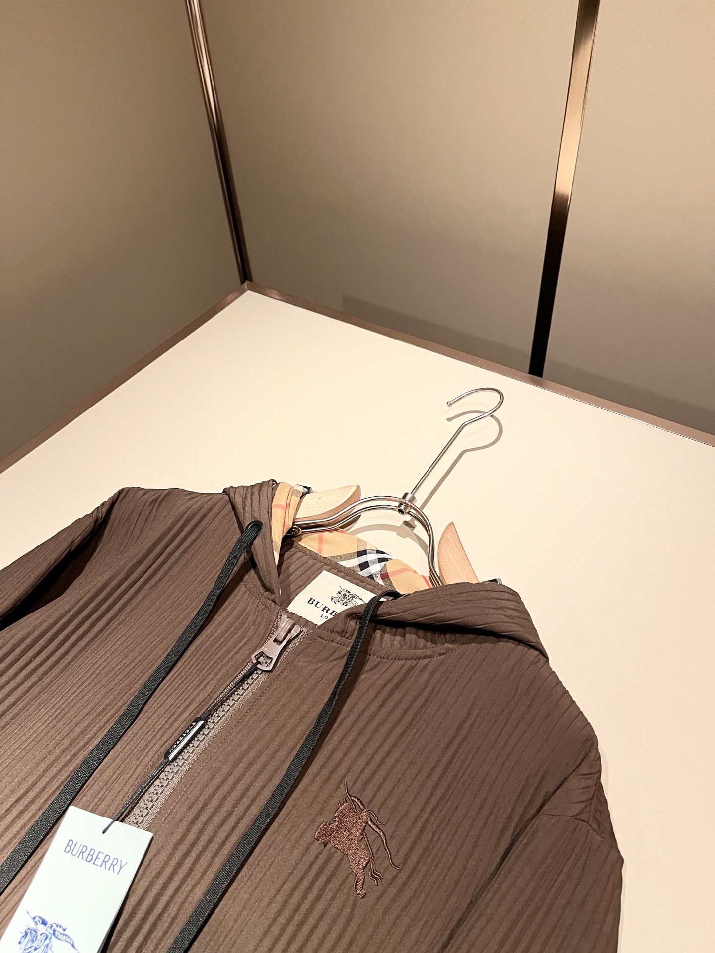 Bur*erry 巴*莉 2025秋冬新款男士休闲套装，品牌最新设计元素！既不单调也不复杂，好处的展现品