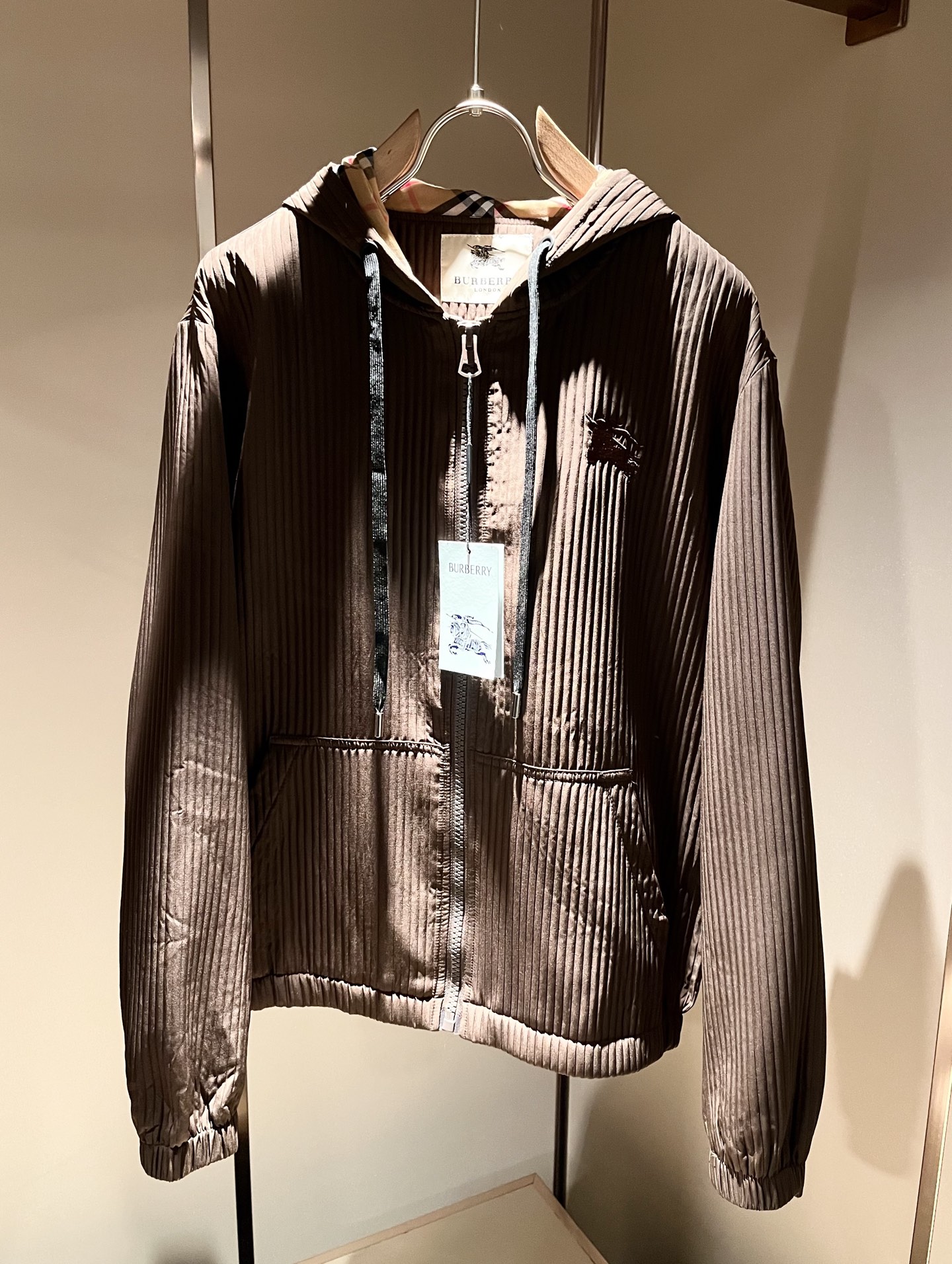 Bur*erry 巴*莉 2025秋冬新款男士休闲套装，品牌最新设计元素！既不单调也不复杂，好处的展现品