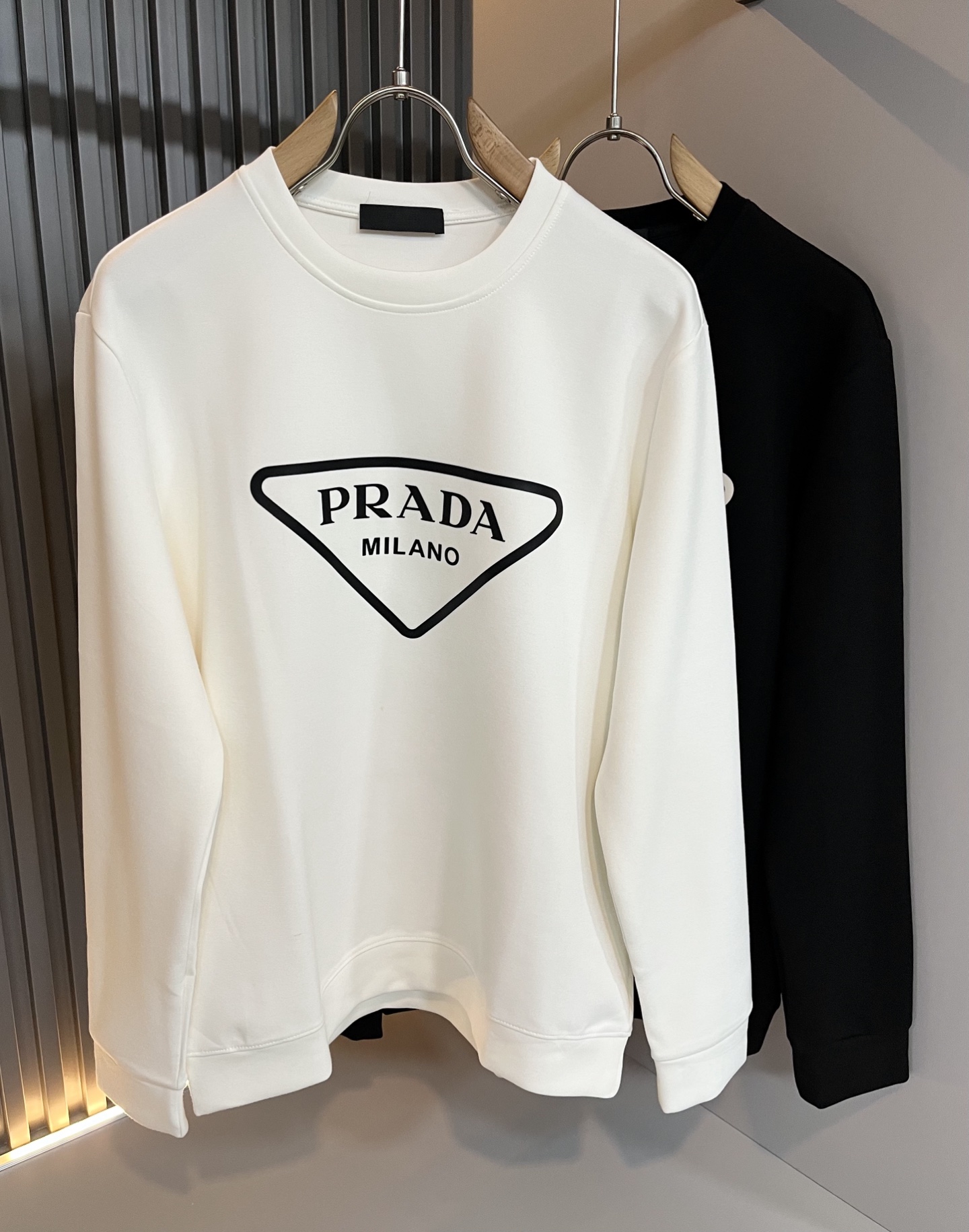 NO:601652,[Maximum wear capacity: 240 pounds] PRAD*A’s new autumn and winter sweatshirts for men and women, the latest model is exclusively available on the entire network!  !  ~It is both classic and fashionable, who doesn’t love it? It shows the classic again, it is very eye-catching, and it has a low-luxury aura and recognition!  Pr*da's traditional brand concept and modern advanced technology are perfectly combined. Coupled with an extremely modern and simple design, Pr*da's exclusive logo pattern lamination design!  Customized 100% imported pure cotton fabric!  The texture of this model is quite impressive. You can tell the specifications and grades at your fingertips. The level of finesse and breathability are top-notch!  Size M-6XL,,prada,hoodie,sweatshirts,alexander wang19860909【最大穿240斤】 PRAD*A普*达秋冬新款男女同款卫衣,最新款全网独家首上！！~既经典有时尚百搭,谁不爱啊,将经典再次展现,非常的耐看,自带低奢光环与辨识度！Pr*da传统的品牌理念和现代化的先进技术进行了完美结合.加上极其现代摩登风范的简约设计,p家专属logo图案压胶设计！定制百分百进口纯棉面料！此款的质感相当感人 触手便知规格档次 细腻程度与透气效果堪称顶级！尺码M-6XL,,prada,hoodie,sweatshirts,alexander wang,Men's clothing