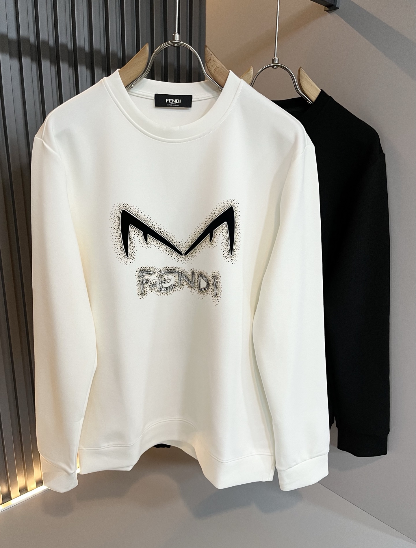 NO:600612,[Wear up to 240 pounds] FEN*I Fen*di 2025 new autumn and winter FD family sweatshirts for men and women, versatile for men and women. Italian original order, FD family popular item, representative and full of specifications, a boutique worth buying for all FD fans!  Pure Italian channel order, the FD family's high-end and popular product, a very popular item at the moment, with the letter logo laminated pattern design on the chest!  High-end goods worth keeping for yourself and giving away!  The most classic style item of the FD family, it is trendy and beautiful, full of trendy atmosphere, extremely high-grade and standard, and the use of very classic products gives people a strong visual impact, with extremely high recognition, and top-grade exclusive pure cotton fabrics!  Made of soft, delicate and comfortable touch, the appearance is quite high-end and classy!  It perfectly interprets the charm of the brand and leaves a deep impression on people. It is more fashionable and charming, the upper body is generous and fashionable, and there is no pressure to wear it!  Wear it alone or paired with it, it’s a beautiful sight that can’t be ignored!  Size M-6XL,,fendi,dior,hoodie,sweatshirts,alexander wang19860909【最大穿240斤】 FEN*I 芬*迪2025秋冬新款FD家族男女同款卫衣,男女同款百搭.意大利原厂订单,FD家族人气单品,代表性十足,规格感十足的精品,所有FD粉丝都值得抢购的精品！纯正意代渠道订单,FD家族的高奢人气爆款产物,当下十分火爆的单品,胸前字母logo压胶图案设计！值得自留和送人的高端货！FD家族最为经典款式单品,新潮又好看,潮流气息感十足,档次规格感极高,并且采用十分经典给人的视觉冲击感相当强烈,有着极高的辨识度,顶级专属纯棉面料！打造,触感柔软细腻舒适,品相相当高级有档次！完美诠释品牌魅力,给人留下深刻印象.更具时尚与韵味,上身大方时尚,对于穿搭更是毫无压力！单穿内搭都极有味道,不可忽视的靓丽风景线！ 尺码M-6XL,,fendi,dior,hoodie,sweatshirts,alexander wang,Men's clothing