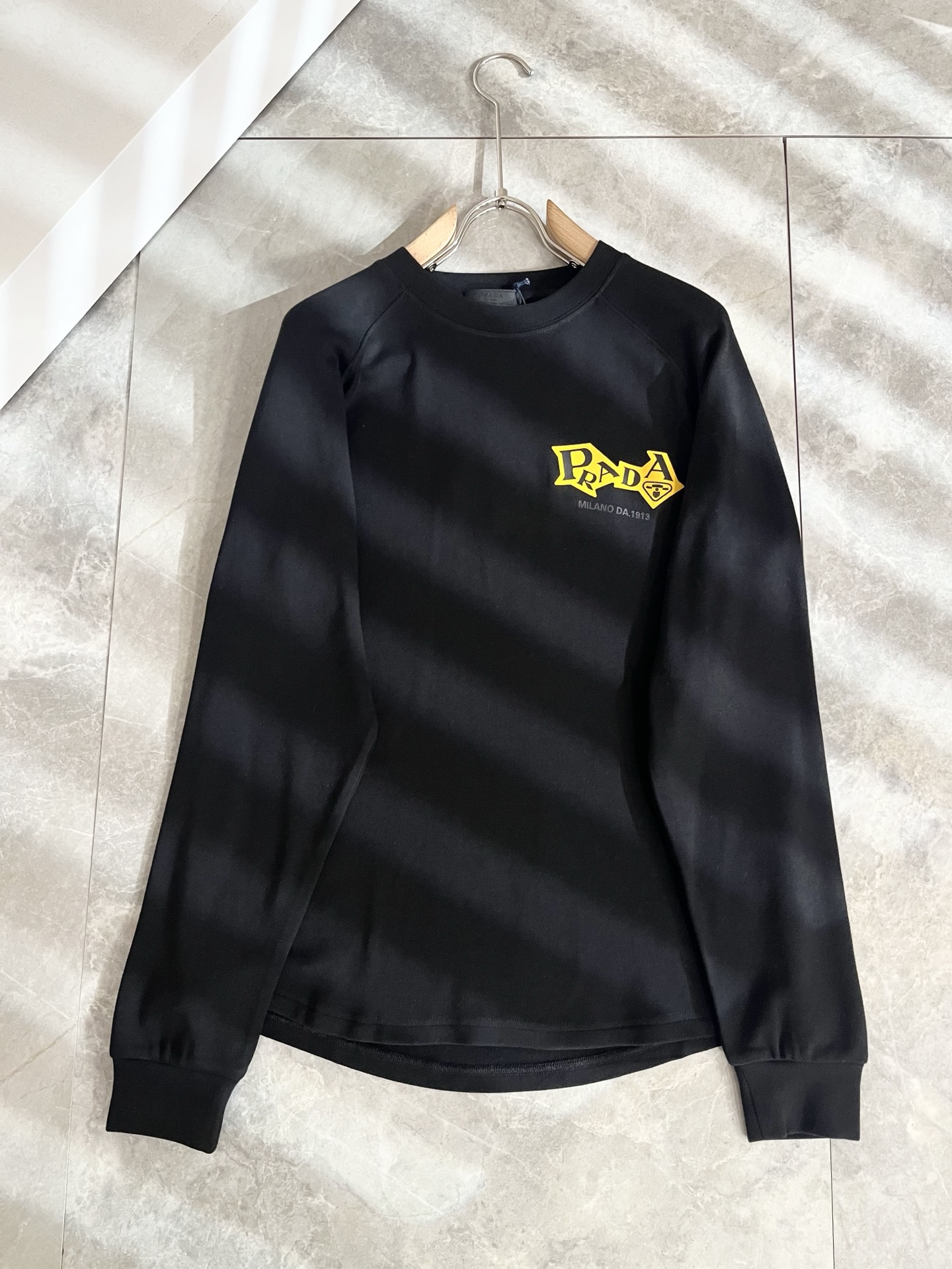 PRAD*A普*达2025秋冬新款男士长袖打底衫，最新款全网独家首上！！~既经典有时尚百搭，谁不爱啊，将