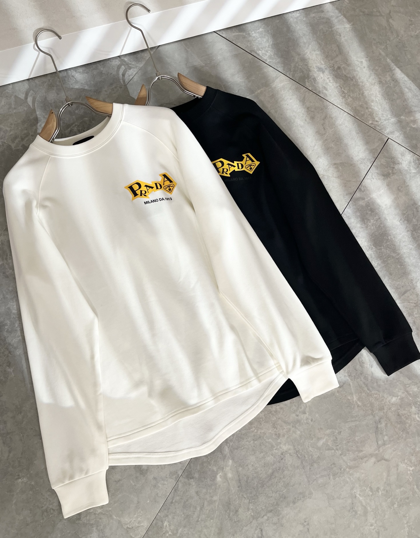 PRAD*A普*达2025秋冬新款男士长袖打底衫，最新款全网独家首上！！~既经典有时尚百搭，谁不爱啊，将