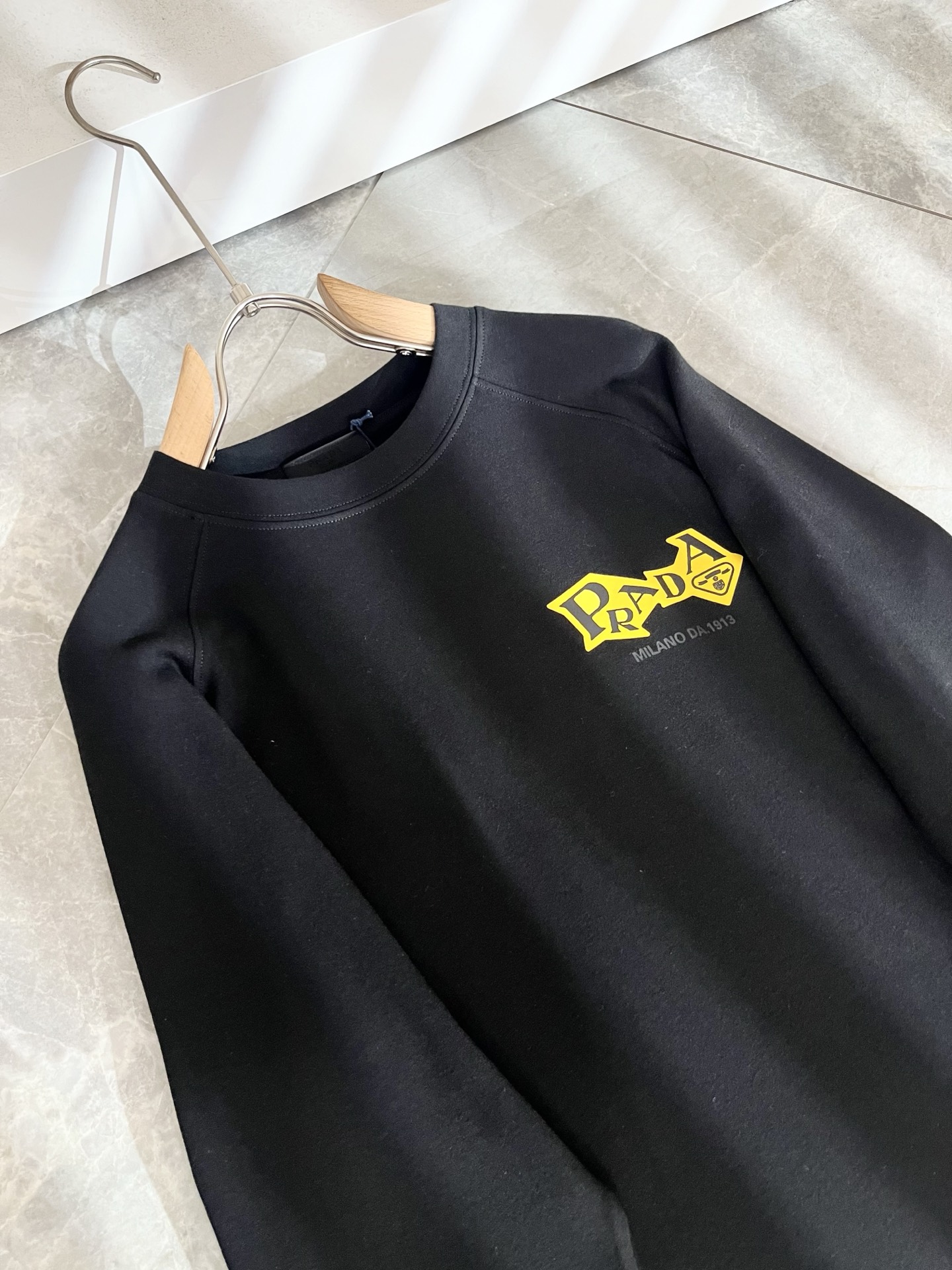 PRAD*A普*达2025秋冬新款男士长袖打底衫，最新款全网独家首上！！~既经典有时尚百搭，谁不爱啊，将