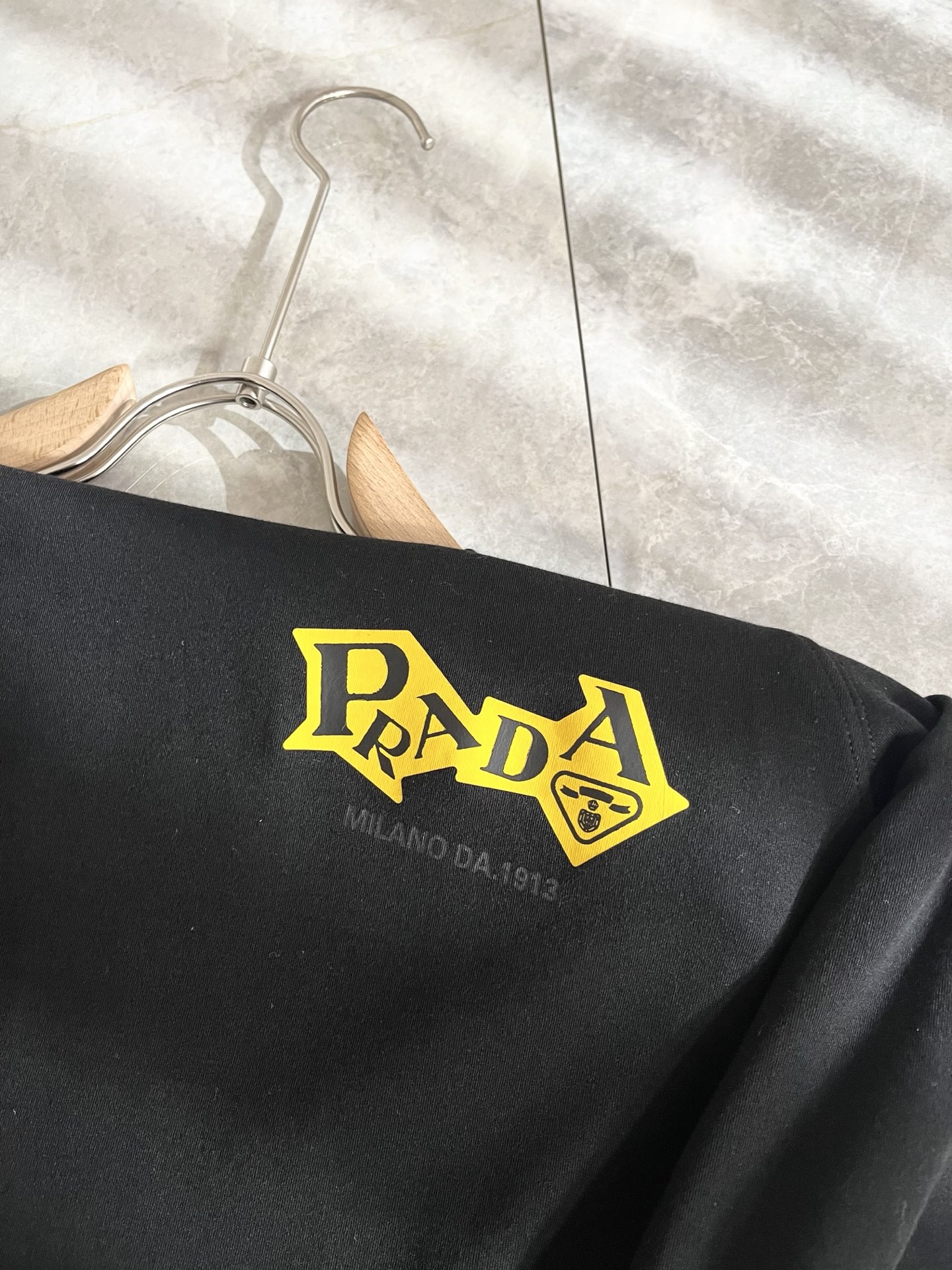 PRAD*A普*达2025秋冬新款男士长袖打底衫，最新款全网独家首上！！~既经典有时尚百搭，谁不爱啊，将