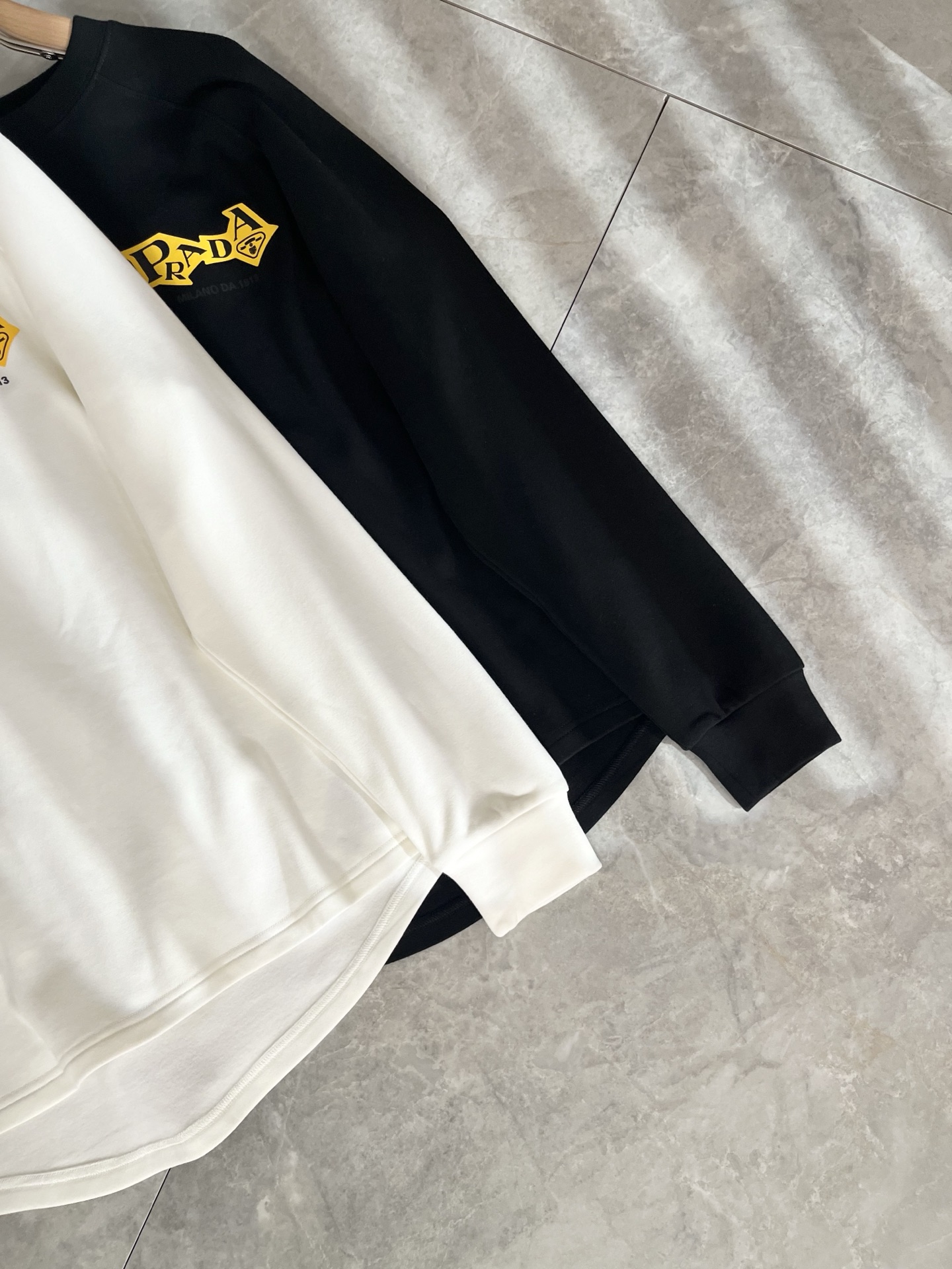 PRAD*A普*达2025秋冬新款男士长袖打底衫，最新款全网独家首上！！~既经典有时尚百搭，谁不爱啊，将