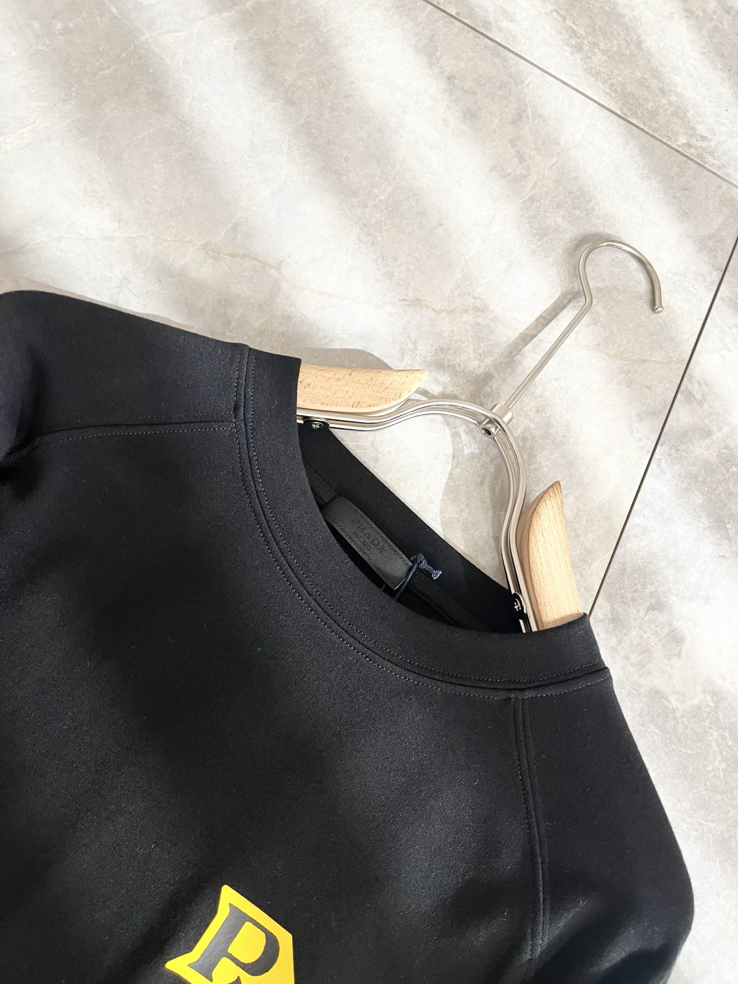 PRAD*A普*达2025秋冬新款男士长袖打底衫，最新款全网独家首上！！~既经典有时尚百搭，谁不爱啊，将