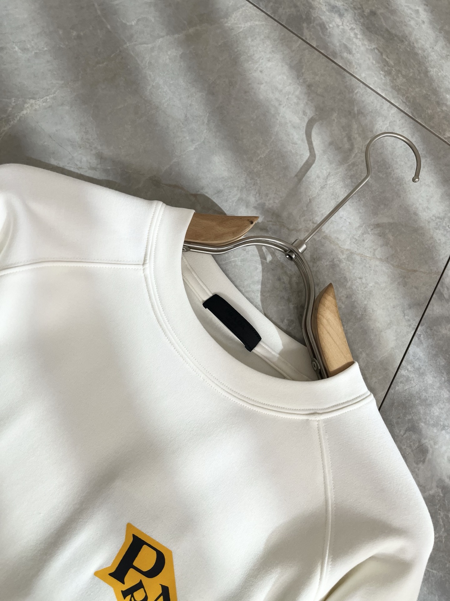 PRAD*A普*达2025秋冬新款男士长袖打底衫，最新款全网独家首上！！~既经典有时尚百搭，谁不爱啊，将