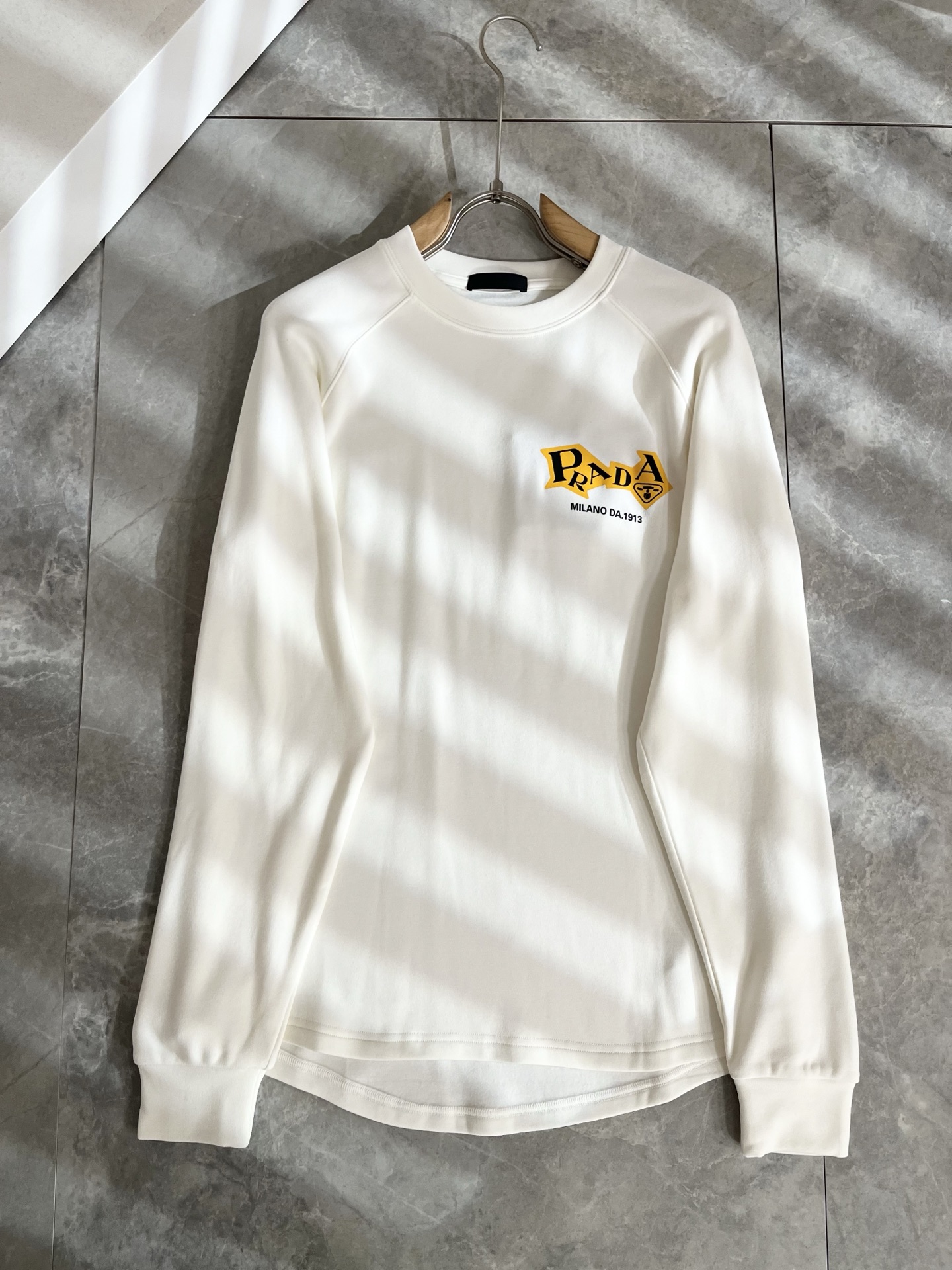 PRAD*A普*达2025秋冬新款男士长袖打底衫，最新款全网独家首上！！~既经典有时尚百搭，谁不爱啊，将