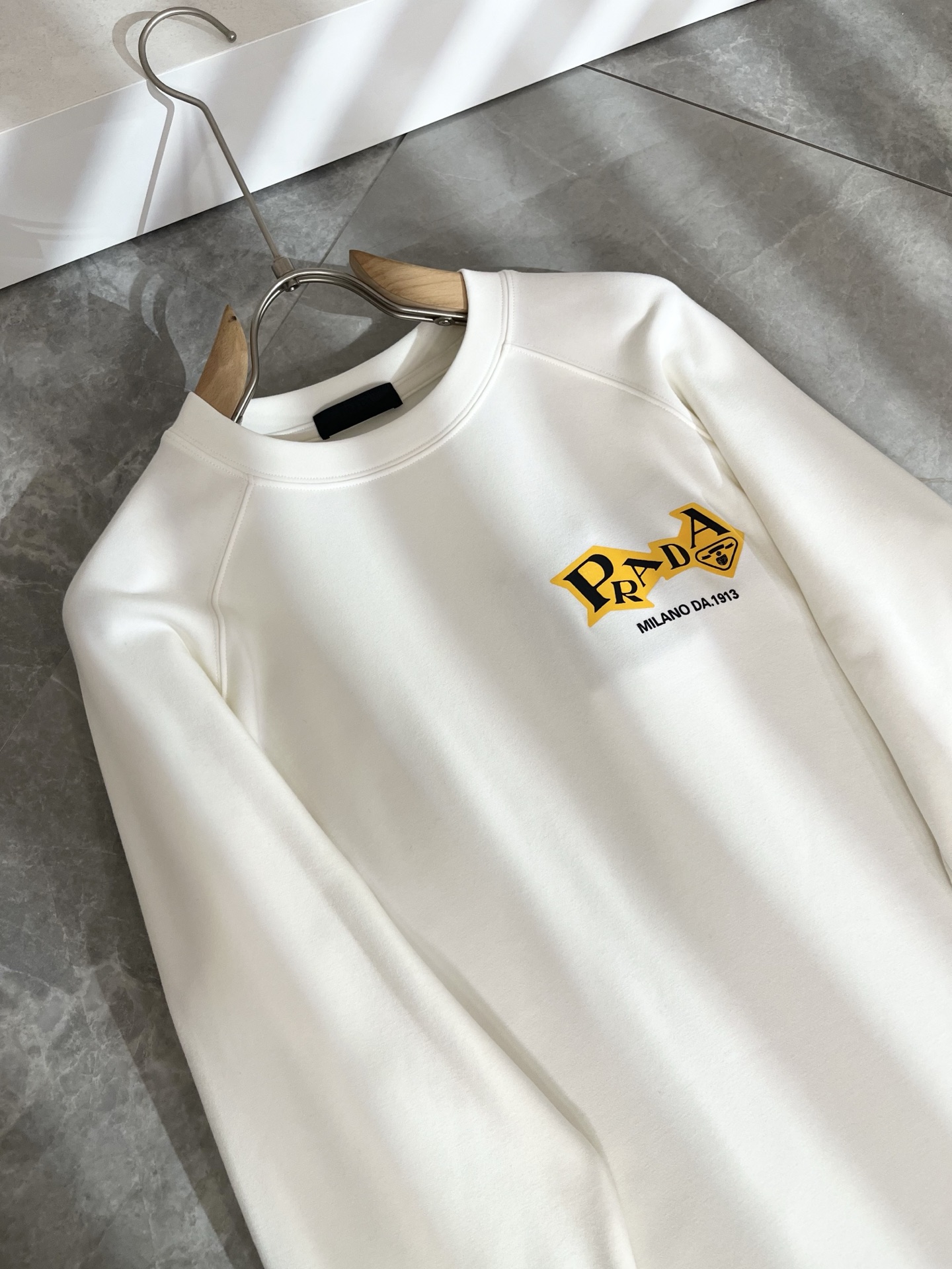 PRAD*A普*达2025秋冬新款男士长袖打底衫，最新款全网独家首上！！~既经典有时尚百搭，谁不爱啊，将