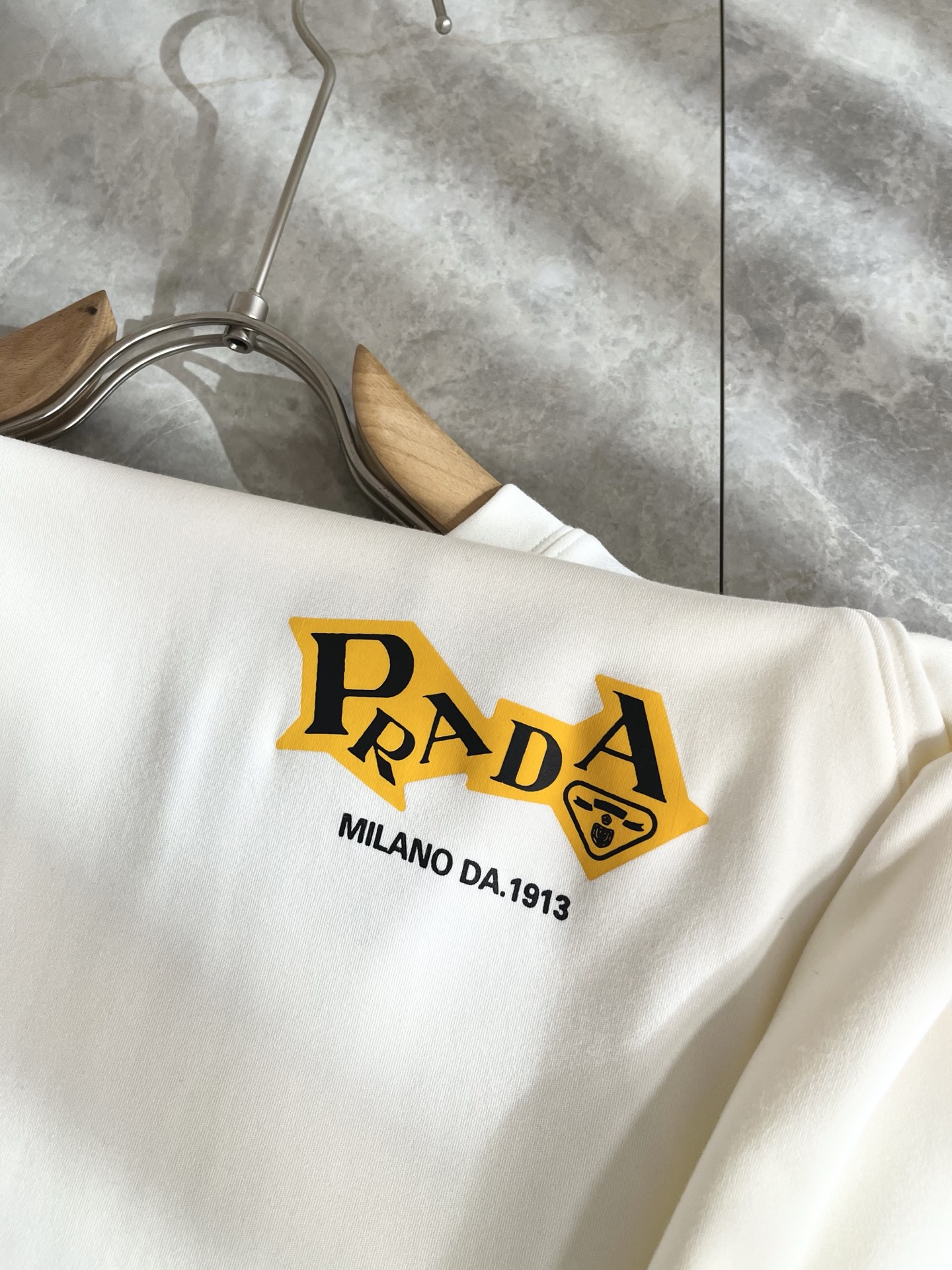 PRAD*A普*达2025秋冬新款男士长袖打底衫，最新款全网独家首上！！~既经典有时尚百搭，谁不爱啊，将