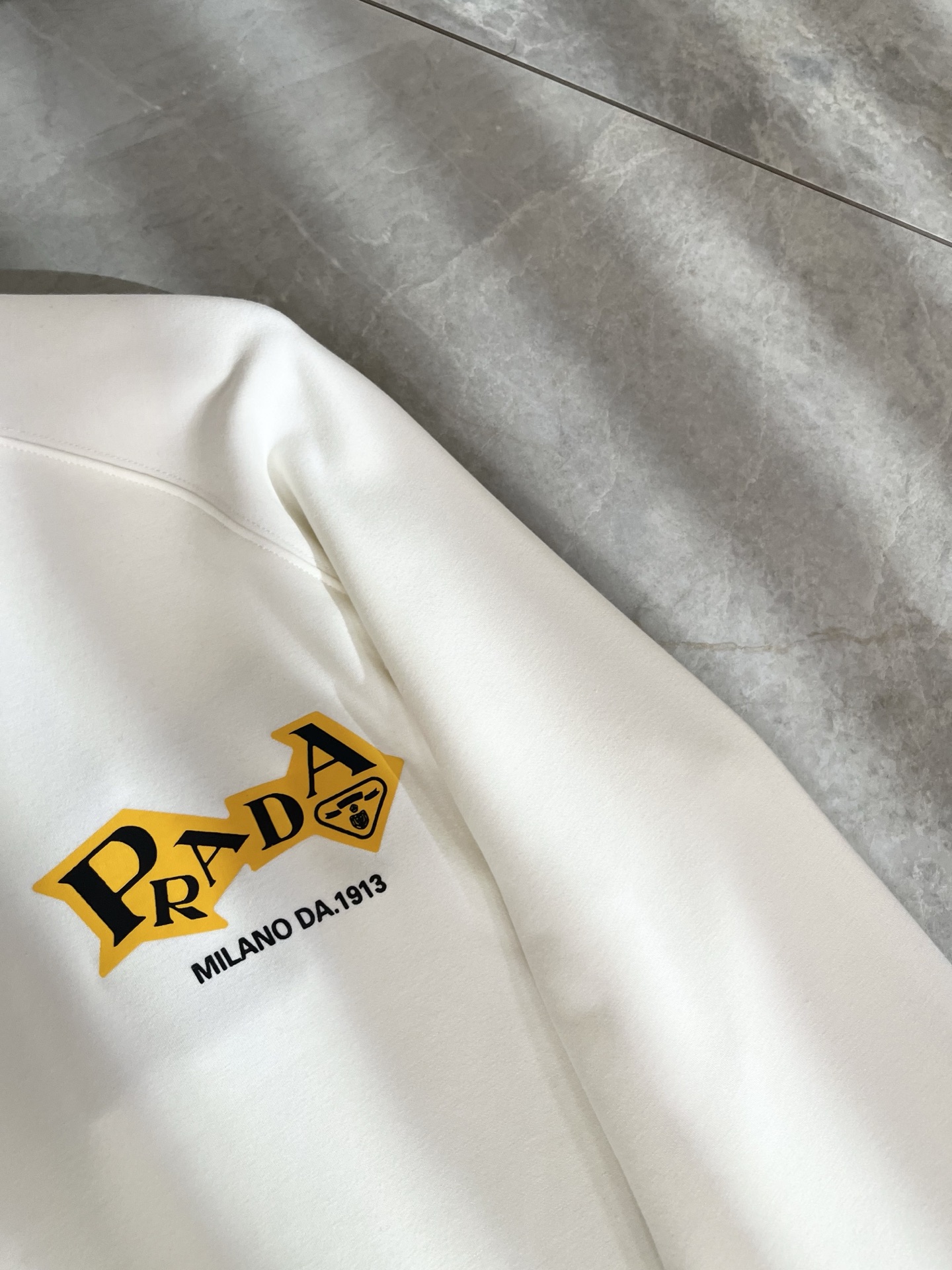 PRAD*A普*达2025秋冬新款男士长袖打底衫，最新款全网独家首上！！~既经典有时尚百搭，谁不爱啊，将