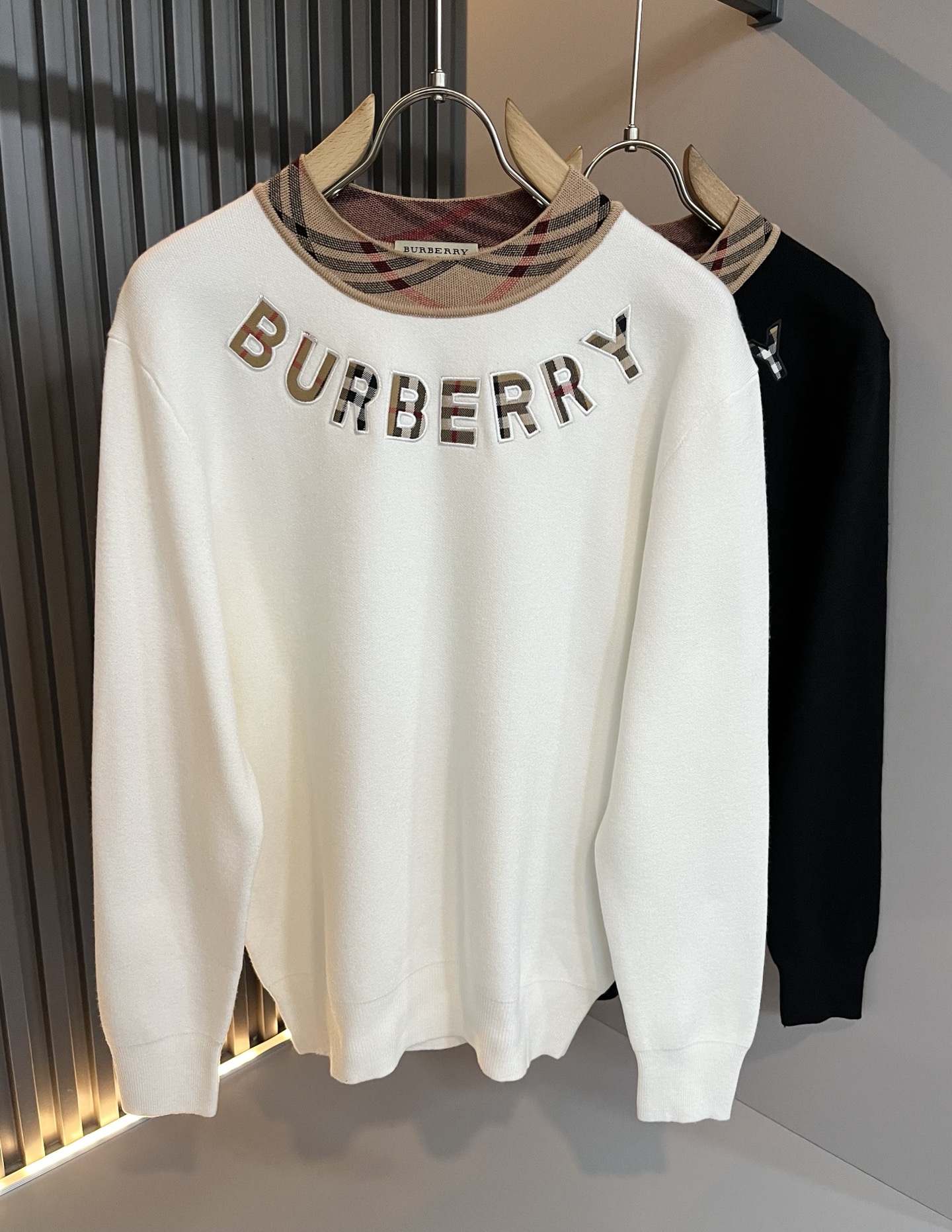 NO:599401,Bur*erry 2025 autumn and winter new knitted wool sweater, neckline design logo pattern embroidery design!  Brand classic design elements!  It’s neither monotonous nor complicated, just the right amount to show off your taste!  Customized wool fabrics for customers!  Comfortable and breathable are not a problem at all, and the unique luxury feel of the fabric presents a simple and elegant temperament!  Every detail is in sync with high-end fashion. Sizes: M-3XL, burberry, alexander wang19860909Bur*erry 巴*莉 2025秋冬新款针织羊毛衫,领口设计标志logo图案刺绣设计！品牌经典设计元素！既不单调也不复杂,恰到好处的展现品味！客供定制羊毛面料！舒适透气根本不在话下,面料独具的高奢感呈现简约优雅气质！每一处细节都是与高端时尚同步的体现.尺码:M-3XL,,burberry,alexander wang,Men's clothing