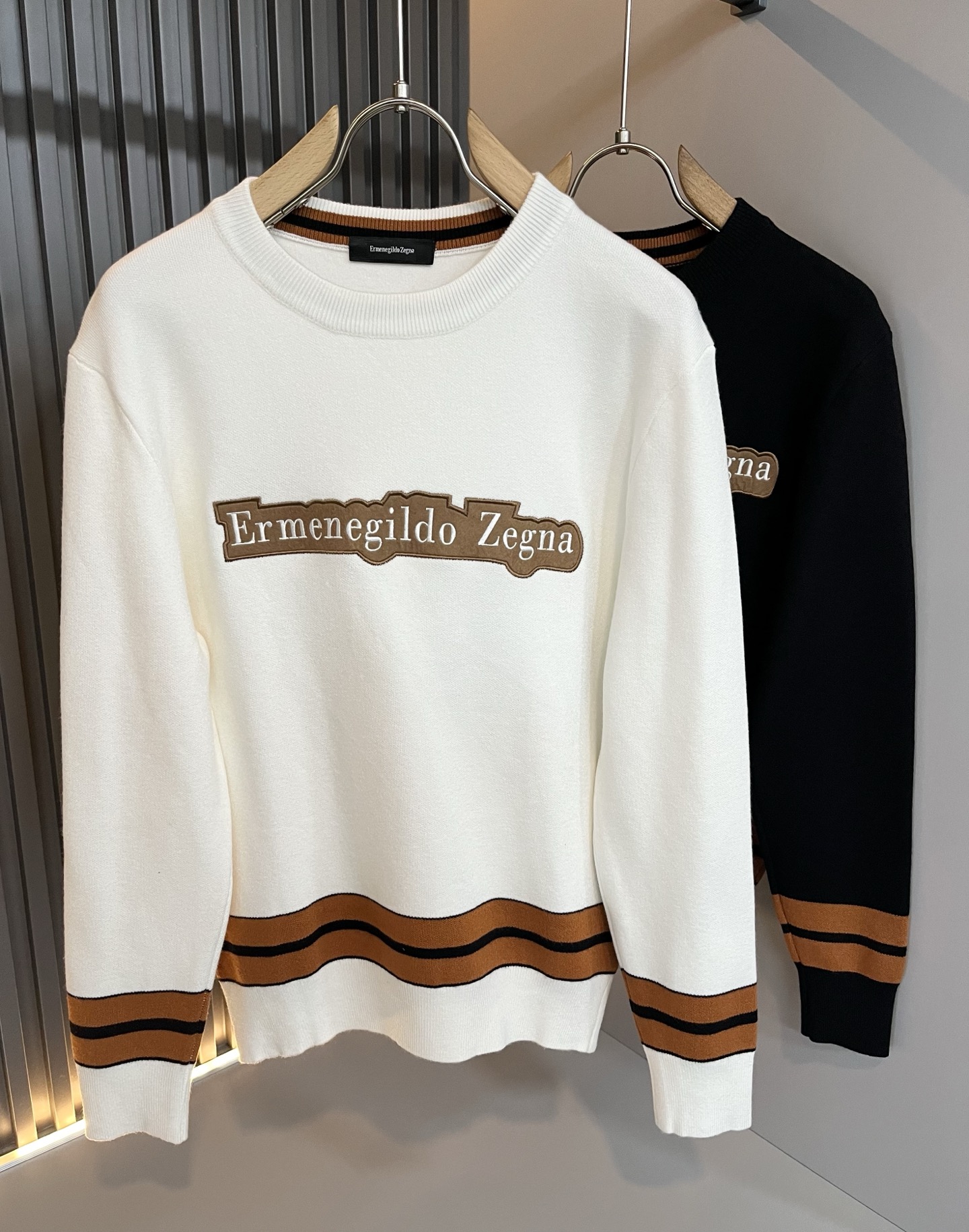 NO:599393,Ermenegildo Zeg*a 2025 autumn and winter new men's casual knitted wool sweater, order from foreign trade company!  It is one of Zegna’s classic proprietary fabrics!  The texture is warm, soft and delicate to the touch, but the shape is straight and stylish!  Logo pattern embroidery design on the chest!  Details, extreme luxury...perfect interpretation of high-quality appearance. Sizes M-3XL,,zegna,alexander wang19860909Ermenegildo Zeg*a杰*亚 2025秋冬新品男士休闲针织羊毛衫,外贸公司订单！是杰尼亚经典的专有织物之一！ 质地保暖,触感又柔软细腻、但型态又笔挺有型！ 胸前标志logo图案刺绣设计！细节、奢华极致… 完美演绎高品质品相.尺码M-3XL,,zegna,alexander wang,Men's clothing