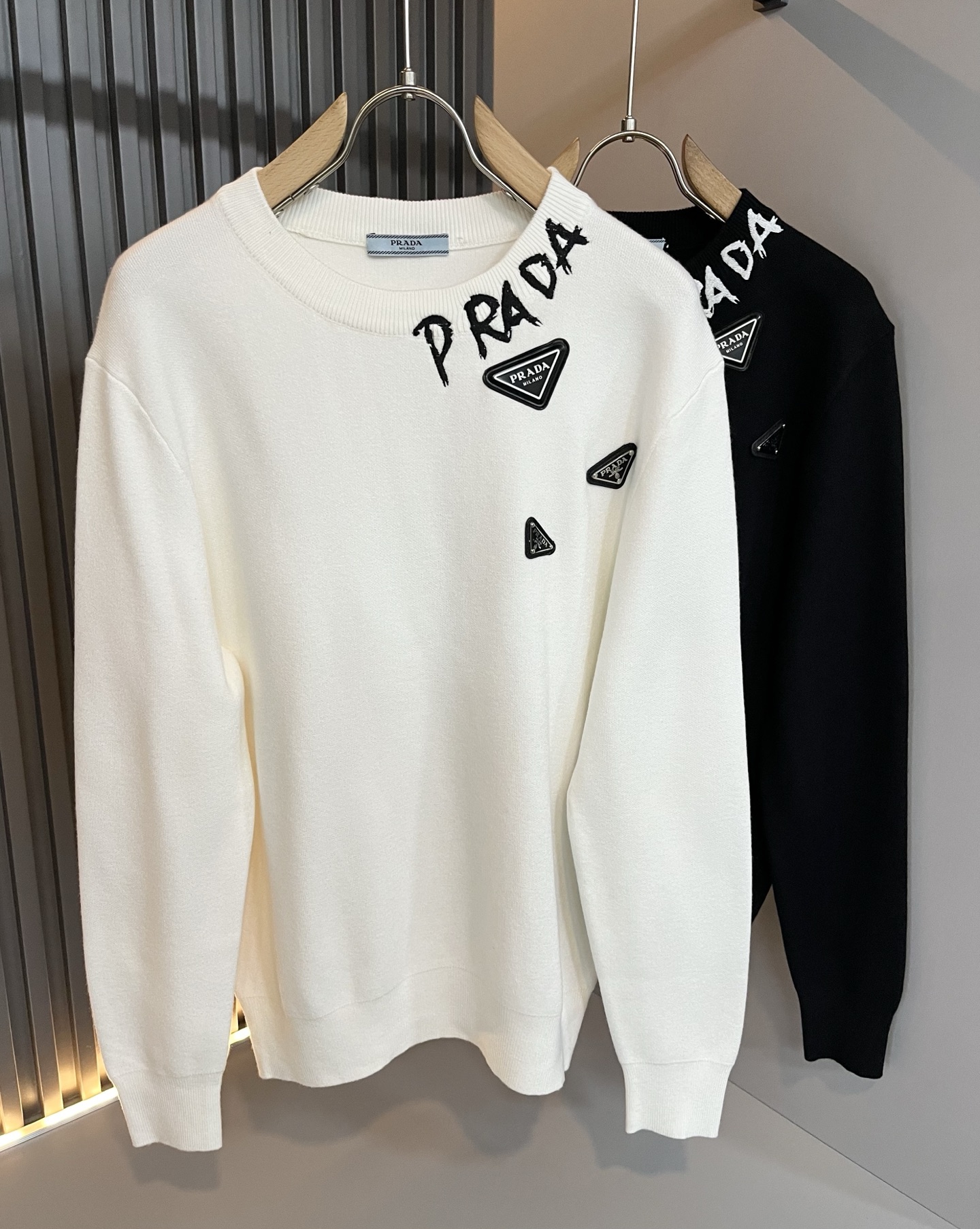 NO:599389,PRAD*A's 2025 new autumn and winter men's knitted woolen sweaters, the latest model is exclusively available on the entire network!  !  ~It is both classic and fashionable, who doesn’t love it? It shows the classic again, it is very eye-catching, and it has a low-luxury aura and recognition!  Pr*da's traditional brand concept and modern advanced technology are perfectly combined. Coupled with an extremely modern and simple design, Pr*da's exclusive three-dimensional triangle logo hardware design!  Customized 100% imported wool fabric!  The texture of this model is quite impressive. You can tell the specifications and grades at your fingertips. The level of finesse and breathability are top-notch!  Size M-3XL,,prada,alexander wang19860909PRAD*A普*达2025秋冬新款男士针织羊毛衫,最新款全网独家首上！！~既经典有时尚百搭,谁不爱啊,将经典再次展现,非常的耐看,自带低奢光环与辨识度！Pr*da传统的品牌理念和现代化的先进技术进行了完美结合.加上极其现代摩登风范的简约设计,p家专属立体三角标识五金设计！定制百分百进口羊毛面料！此款的质感相当感人 触手便知规格档次 细腻程度与透气效果堪称顶级！尺码M-3XL,,prada,alexander wang,Men's clothing