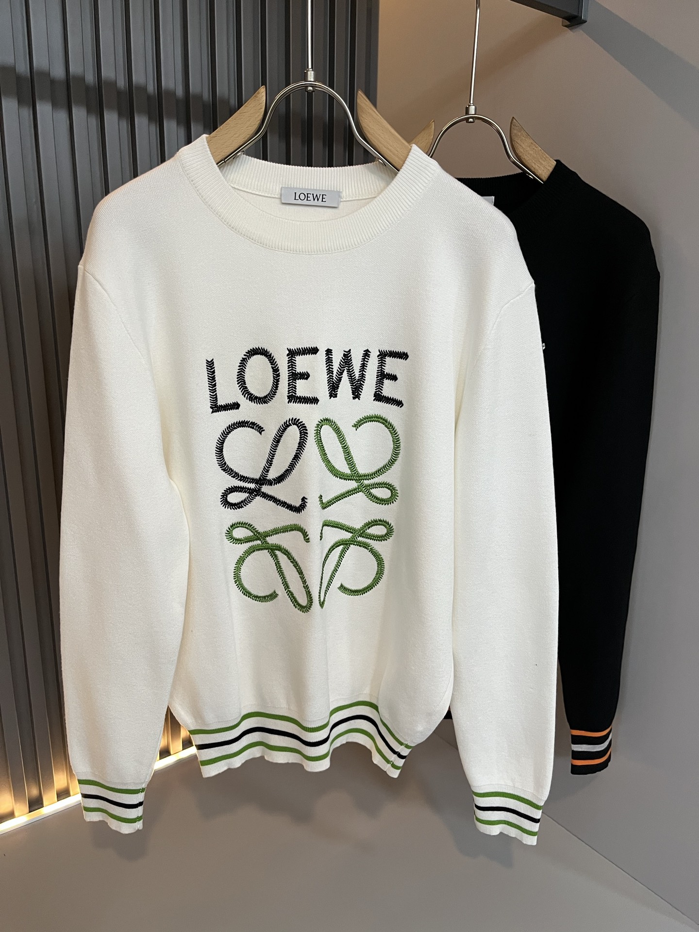 NO:600586,LO*WE/Luo*Wei 2025 new autumn and winter knitted sweaters for men and women, sold through trading company channels, the latest products in 2025, sold simultaneously in official counters, classic star-level items!  LO*WE's leather goods have the highest say in the entire fashion circle. The brand value is very influential and has a century-old historical and cultural heritage. It is a brand used by the royal family and nobles. Its exquisite craftsmanship and design have subverted modern aesthetics!  The overall design is in line with the aesthetic design of the LOE family, using classic brand elements, perfectly inheriting the essence and genes of the LOE family, and designing the logo and pattern embroidery design!  The vision is quite exquisite and beautiful, highlighting the brand characteristics, highly recognizable and very fashionable. The overall design interprets minimalism to the extreme, simple and elegant!  We supply high-end materials imported from Egypt and select high-end knitted wool fabrics!  Extremely luxurious and special materials, the fabric properties are all excellent, the tactile experience is self-evident, the ultimate luxury enjoyment!  The appearance is perfect, and the details are exquisite and elegant. It not only reduces age but also highlights the fashionable temperament. The upper body is full of temperament. The color matching is quite in line with the needs of matching seasons. It has a high degree of control and mix-matching. It has no age limit and has an excellent sense of style!  Size M-3XL,,loewe,alexander wang19860909LO*WE/罗*威2025秋冬新款男女同款针织羊毛衫,贸易公司渠道货,2025年最新品,官柜同步售卖,经典明星级单品！LO*WE家的皮具单品在整个时装圈最有极高的的发言权,品牌价值影响力颇高,有着百年历史文化底蕴,皇室御贵族御用品牌,其精湛的手工艺及设计感颠覆了现代审美！整体的设计符合LOE家美学设计,运用了经典的品牌元素,完美沿袭了LOE家的精髓与基因,设计logo标识图案刺绣设计！视觉颇为精致美观,彰显了品牌特质,辨识度极高且极具时髦感,整体的设计将极简主义阐释到极致,简约而大方！客供埃及进口高级物料,甄选高端针织羊毛面料！极为奢华特殊的材质,面料属性皆为上乘,触感体验不言而喻,奢华极致享受！品相完美如斯,细节处处精致考究,即减龄又凸显了时髦气质感,上身满满的气质感,配色相当符合搭配季节需求,驾驭度混搭性极高,无关年龄界定,造型感极佳的一款单品！尺码M-3XL,,loewe,alexander wang,Men's clothing