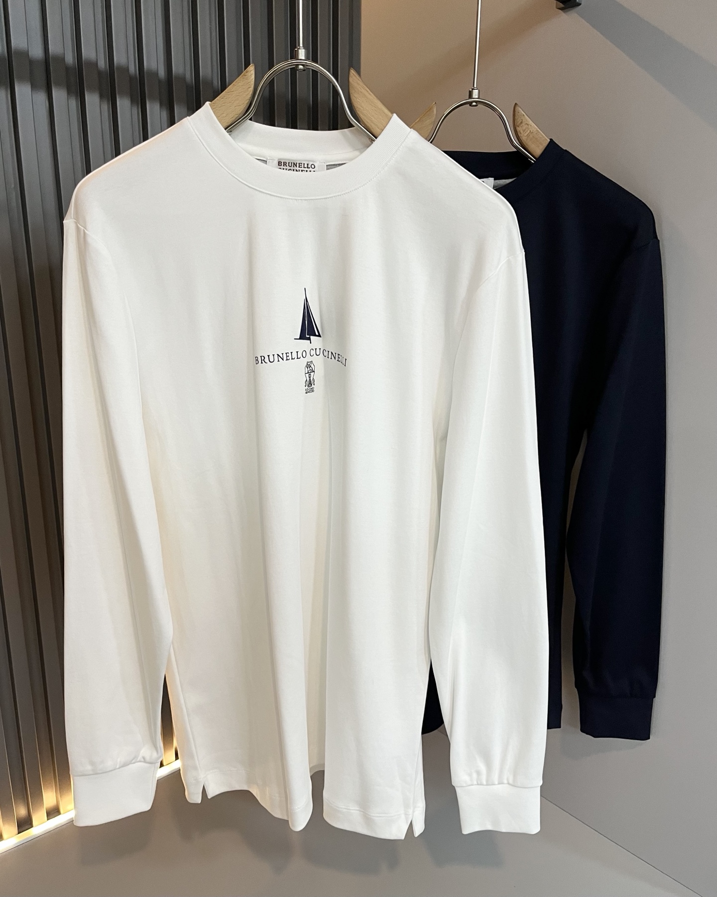 NO:599387,BC-Brunello Cucineli 2025 new autumn and winter men's long-sleeved base layer, a fashionable and versatile item that many celebrities love to wear!  It’s super good-looking. Friends who like classic simplicity must not miss this one!  The calm and elegant brand style has always been favored by the upper class! It is also the best choice for fashion items!  The upper body is so handsome, highly recommended!  !  !  The biggest attraction of this short-sleeved shirt is not only its own brand added value, but also the fact that this short-sleeved shirt is very cost-effective in terms of color matching and material!  Customized original exclusive fabric material design!  Eco-friendly washing, customized fabrics, and pre-shrinking treatment ensure a crisp fit. The combed cotton fabric feels super soft and smooth and absorbs sweat!  It does not deform after washing, feels comfortable and smooth, and the upper body is soft and comfortable. The classic fashionable lapel design is simple but not complicated, and it is very attractive!  Size M-3XL,, brunello cucinelli, T-shirt, alexander wang19860909BC-Brunello Cucineli 2025秋冬新款男士长袖打底,众多明星都爱穿的时尚百搭单品！超级好看,喜欢经典简约的朋友,一定不能错过了这款！沉稳大气的品牌风格一直以来备受上层人士的青睐!也是时尚单品的不二之选！ 上身帅到爆了,强烈推荐！！！这件短袖最大的吸引力除了他本身的品牌附加值,更加肯定的是这款短袖无论在颜色搭配还是材质上都有很高的性价比！ 定制原版专属面料材质设计！环保水洗,定制面料,预缩处理,确保版型的挺括,精梳棉面料手感超柔顺滑又吸汗！洗水不变形,手感舒适顺滑,上身柔和舒适,经典的时尚翻领设计,精简不繁,很是耐看！码数M-3XL,,brunello cucinelli,T-shirt,alexander wang,Men's clothing