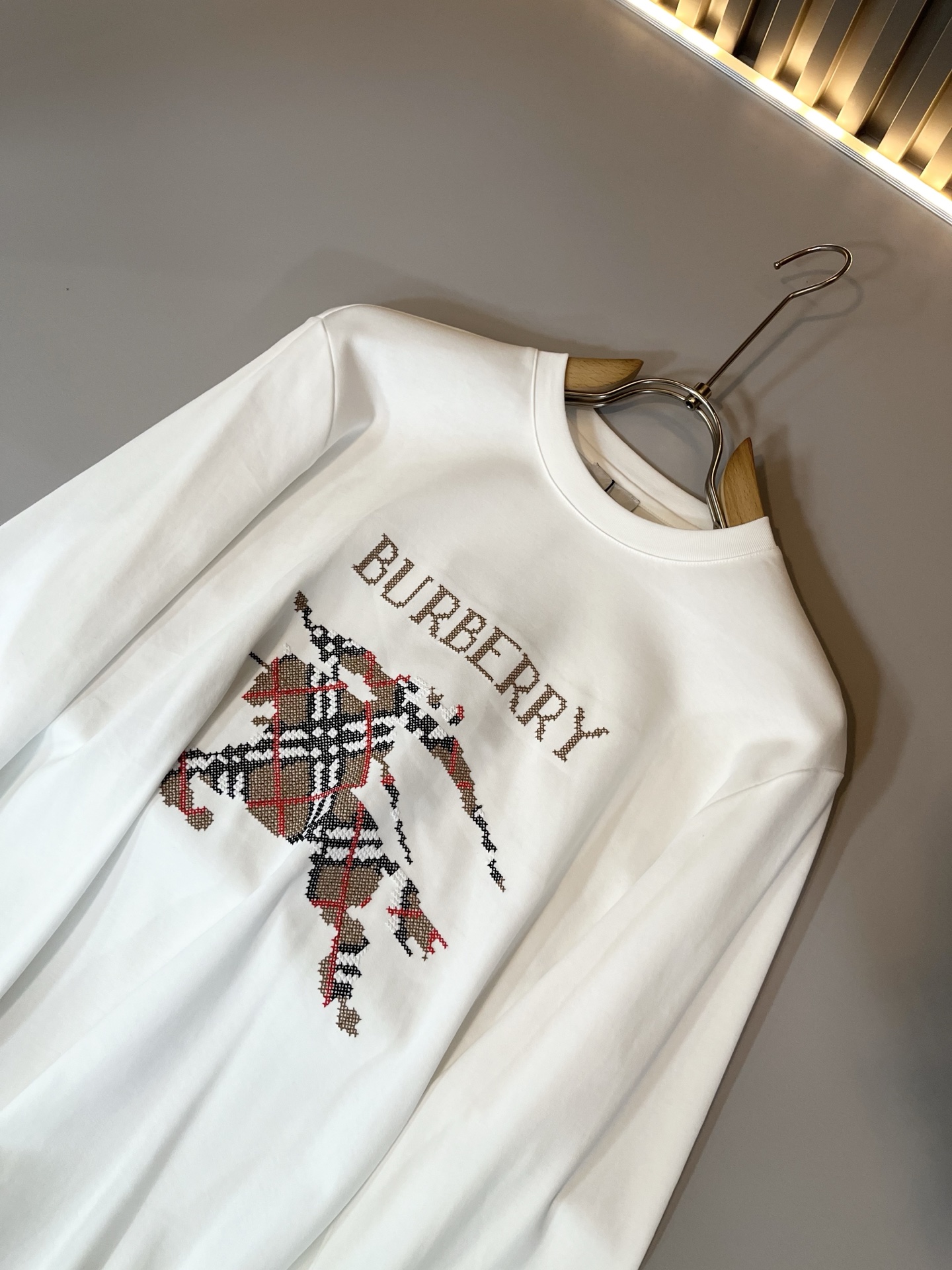 Bur*erry 巴*莉 2025秋冬新款男士长袖打底，品牌最新设计元素！既不单调也不复杂,恰到好处的展