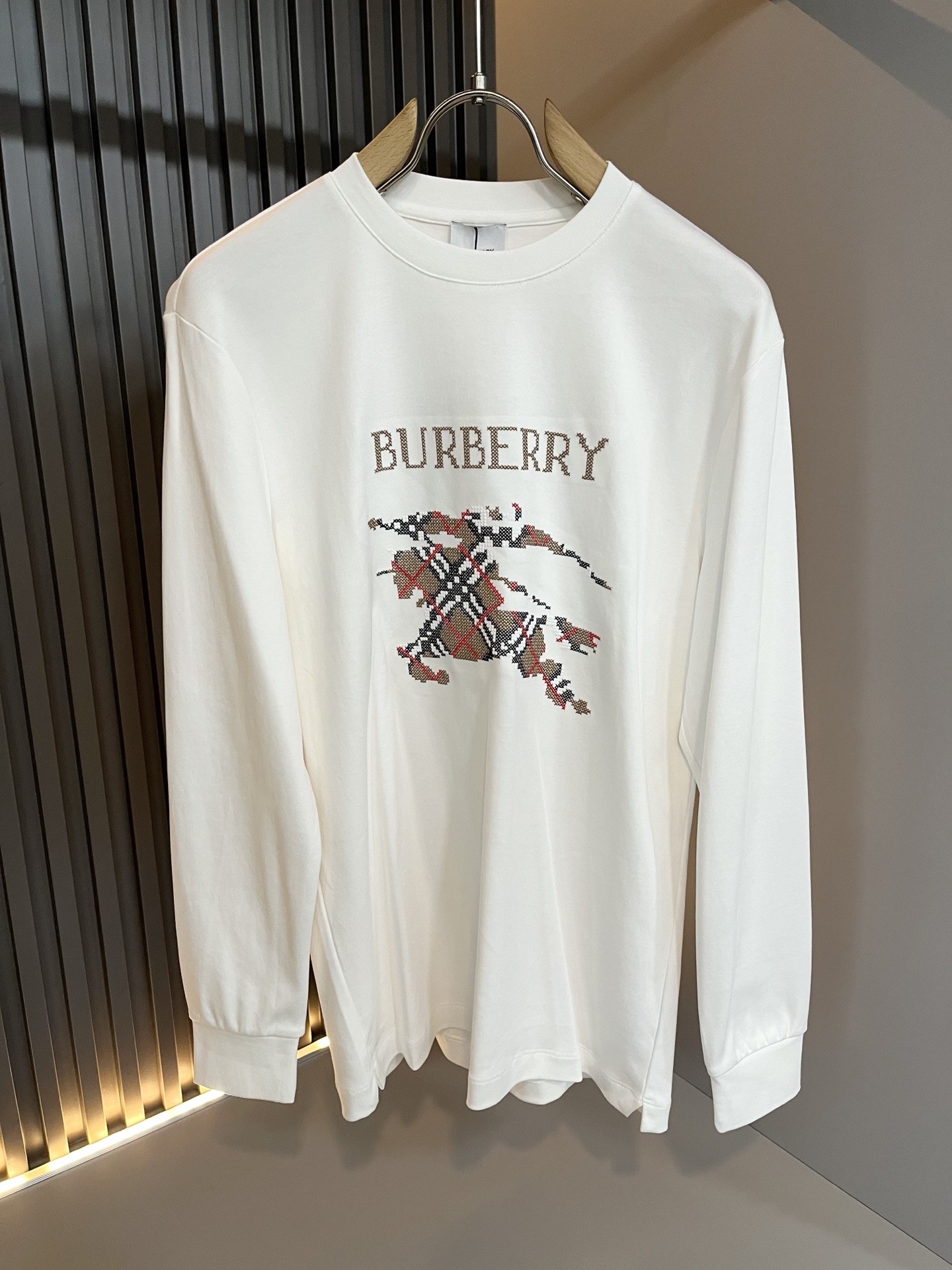 Bur*erry 巴*莉 2025秋冬新款男士长袖打底，品牌最新设计元素！既不单调也不复杂,恰到好处的展