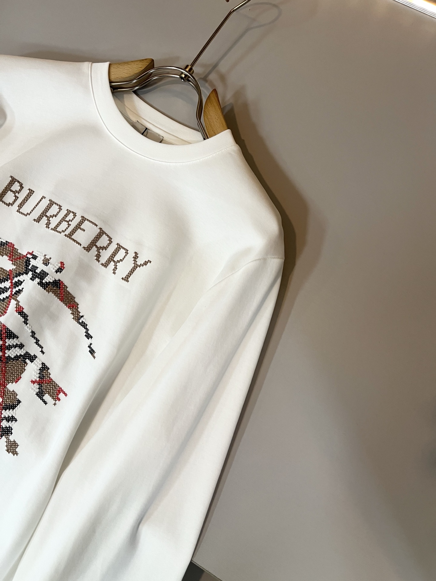 Bur*erry 巴*莉 2025秋冬新款男士长袖打底，品牌最新设计元素！既不单调也不复杂,恰到好处的展