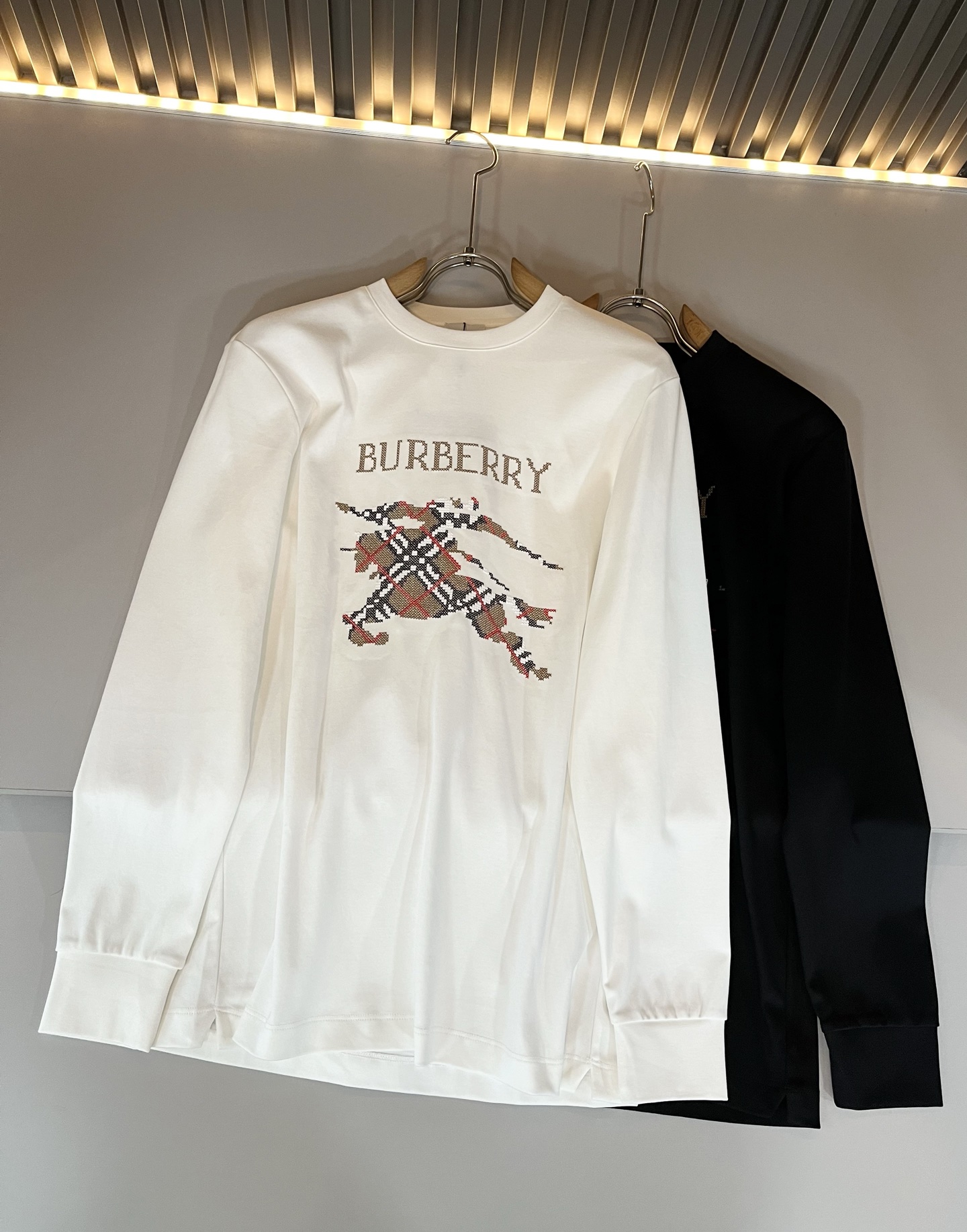 Bur*erry 巴*莉 2025秋冬新款男士长袖打底，品牌最新设计元素！既不单调也不复杂,恰到好处的展