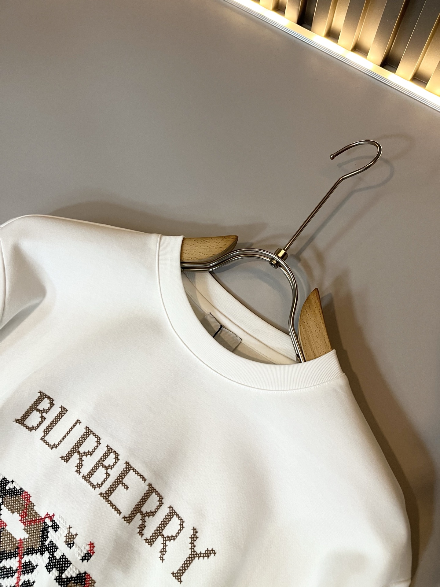 Bur*erry 巴*莉 2025秋冬新款男士长袖打底，品牌最新设计元素！既不单调也不复杂,恰到好处的展