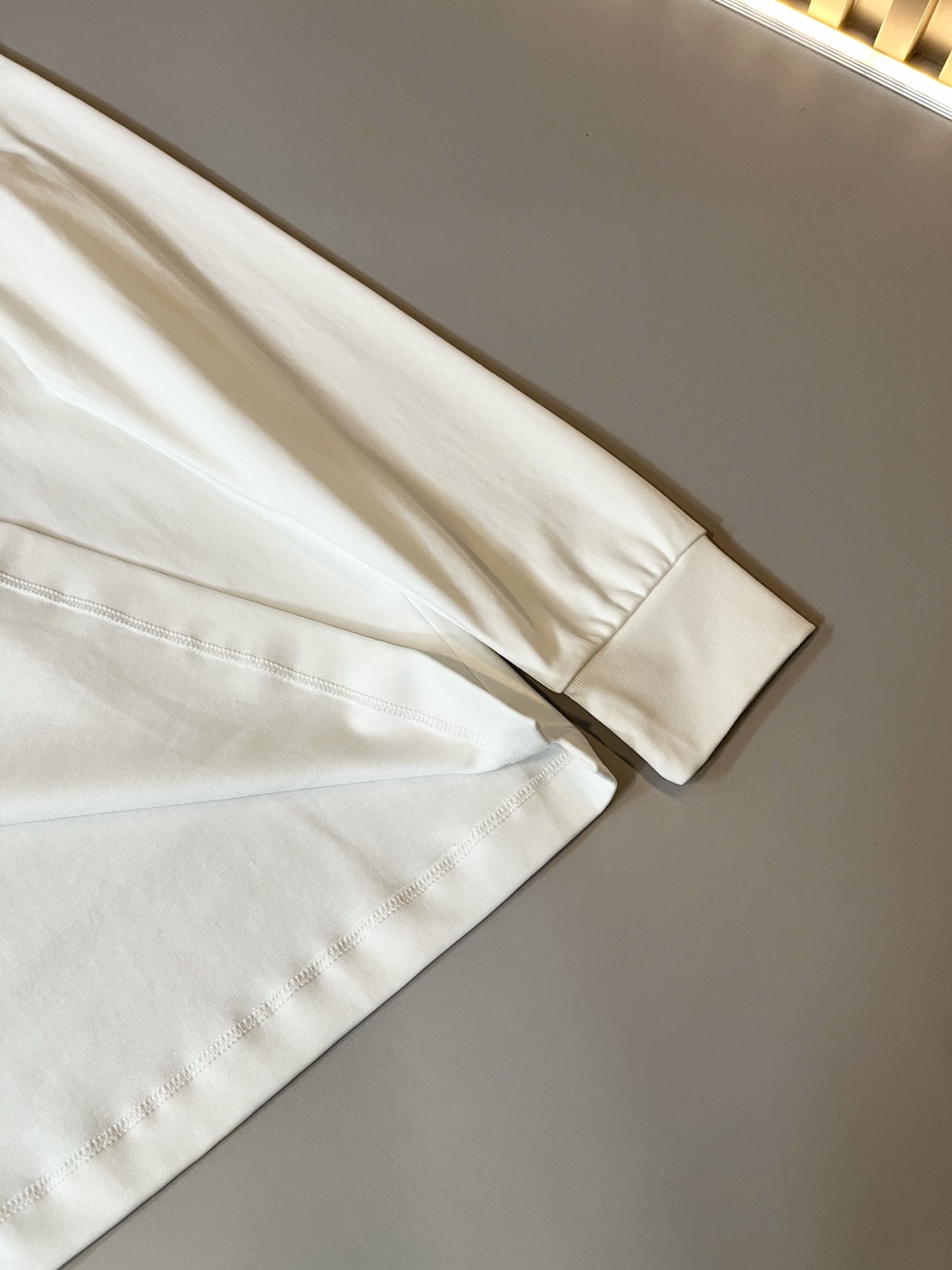 Bur*erry 巴*莉 2025秋冬新款男士长袖打底，品牌最新设计元素！既不单调也不复杂,恰到好处的展