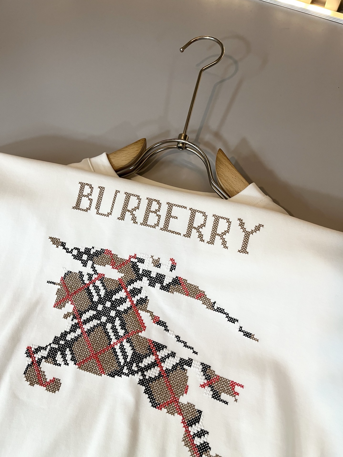 Bur*erry 巴*莉 2025秋冬新款男士长袖打底，品牌最新设计元素！既不单调也不复杂,恰到好处的展