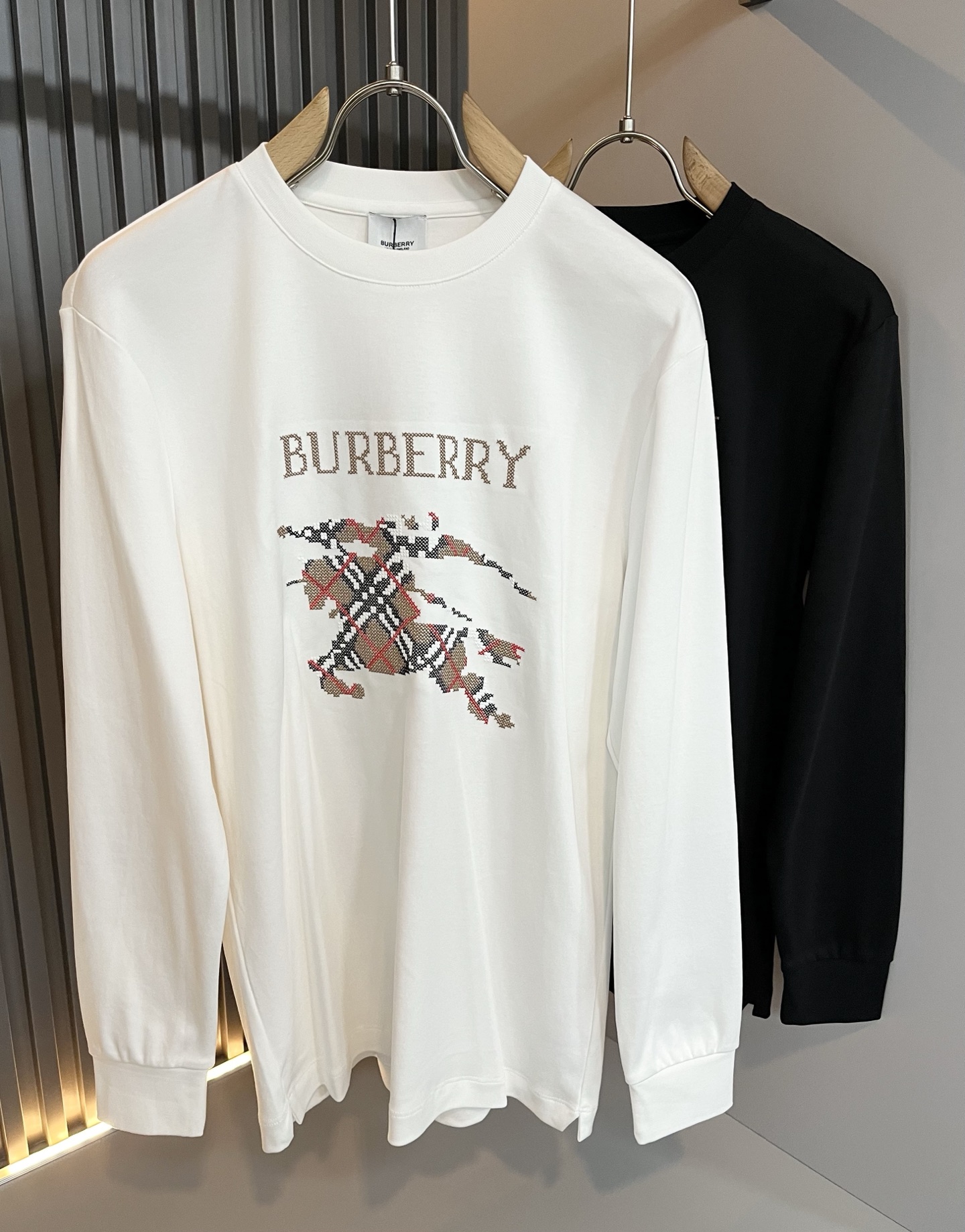 NO:598406,Bur*erry's new autumn and winter men's long-sleeved base layer, the brand's latest design elements!  It’s neither monotonous nor complicated, just the right amount to show off your taste!  Customer-supplied top-quality logo embroidery fabrics!  Comfortable, sweat-absorbent and breathable are no problem, customized original baby velvet cotton fabric!  The unique sense of luxury presents a simple and elegant temperament!  Chest logo print design!  Full three-dimensional! Standard cutting design!  Every detail is in sync with high-end fashion. Sizes: M-3XL, burberry, alexander wang19860909Bur*erry 巴*莉 秋冬新款男士长袖打底,品牌最新设计元素！既不单调也不复杂,恰到好处的展现品味！客供顶级logo刺绣面料！舒适吸汗透气根本不在话下,定制原版婴儿绒棉面料！独具的高奢感呈现简约优雅气质！胸前logo印花设计！饱满立体!标准裁剪设计！每一处细节都是与高端时尚同步的体现.尺码:M-3XL,,burberry,alexander wang,Men's clothing