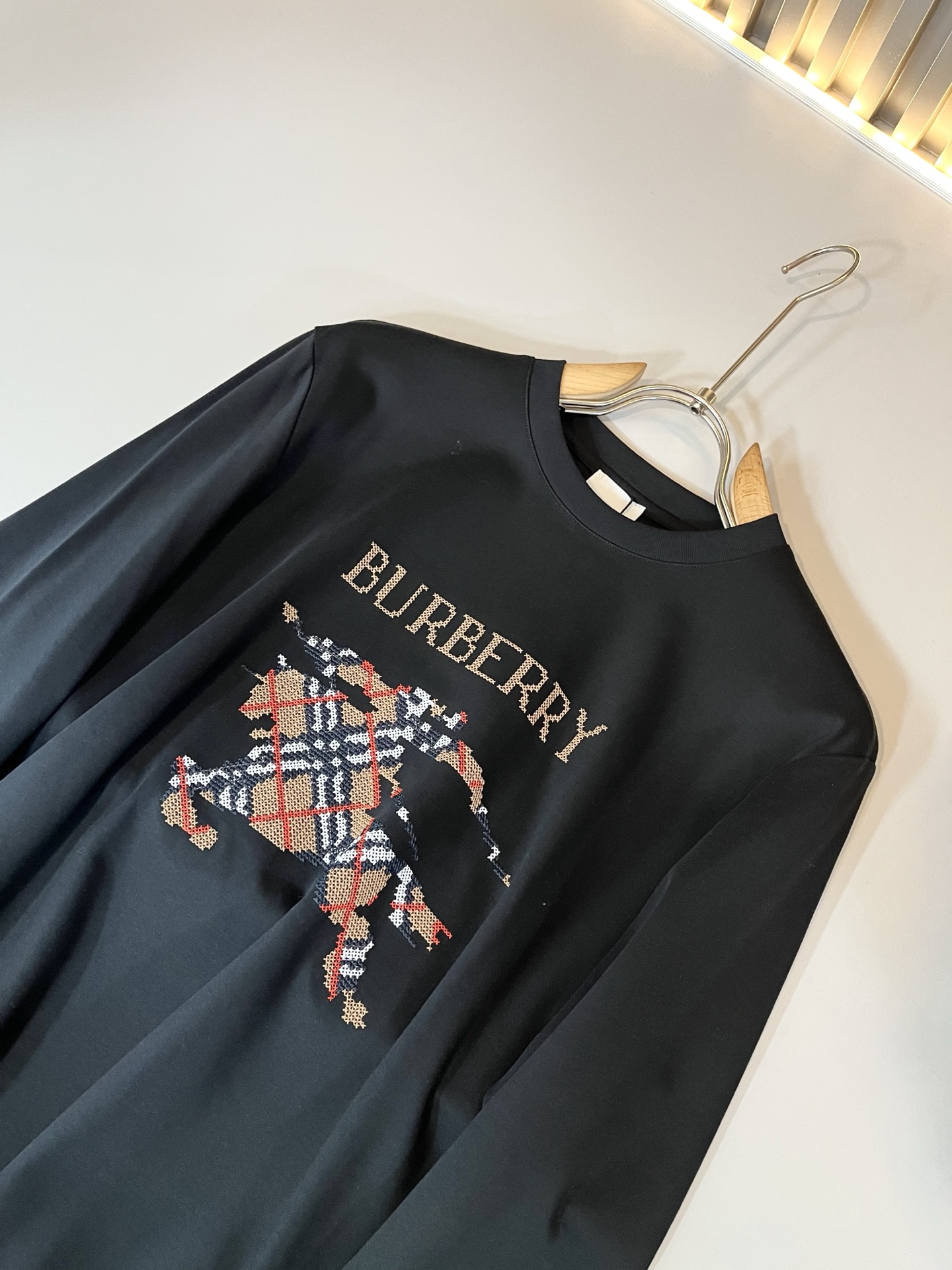 Bur*erry 巴*莉 2025秋冬新款男士长袖打底，品牌最新设计元素！既不单调也不复杂,恰到好处的展