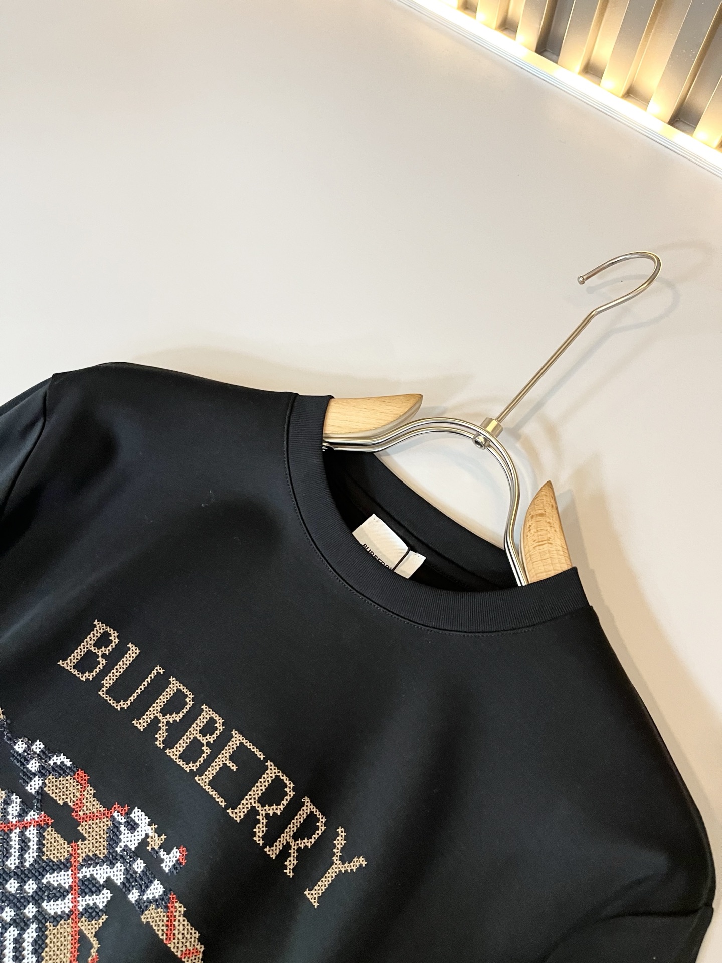 Bur*erry 巴*莉 2025秋冬新款男士长袖打底，品牌最新设计元素！既不单调也不复杂,恰到好处的展