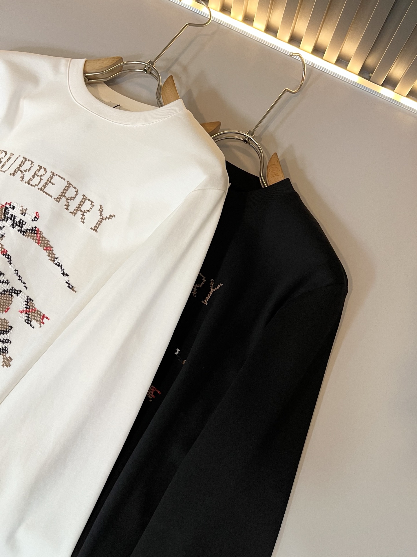 Bur*erry 巴*莉 2025秋冬新款男士长袖打底，品牌最新设计元素！既不单调也不复杂,恰到好处的展