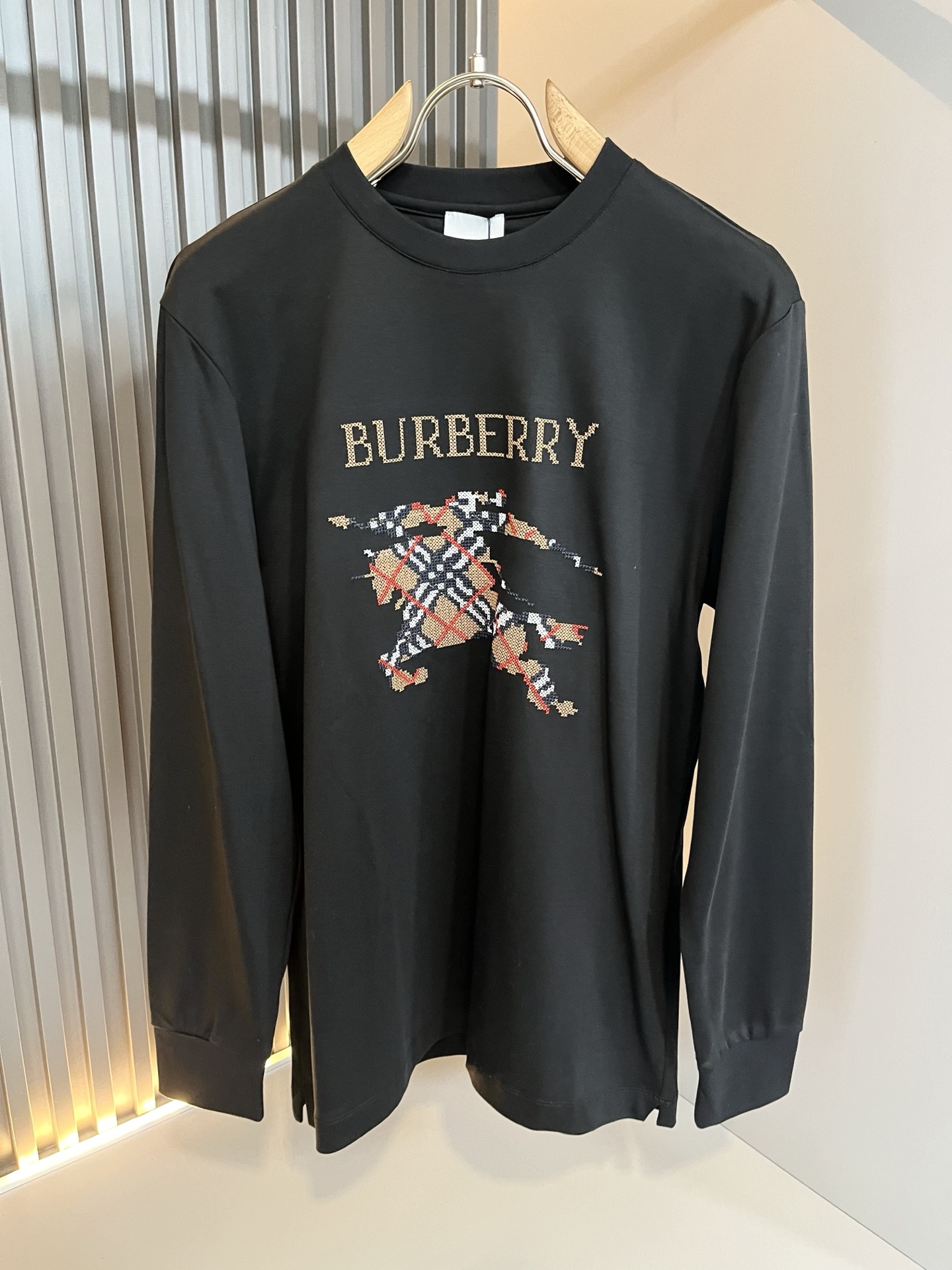 Bur*erry 巴*莉 2025秋冬新款男士长袖打底，品牌最新设计元素！既不单调也不复杂,恰到好处的展