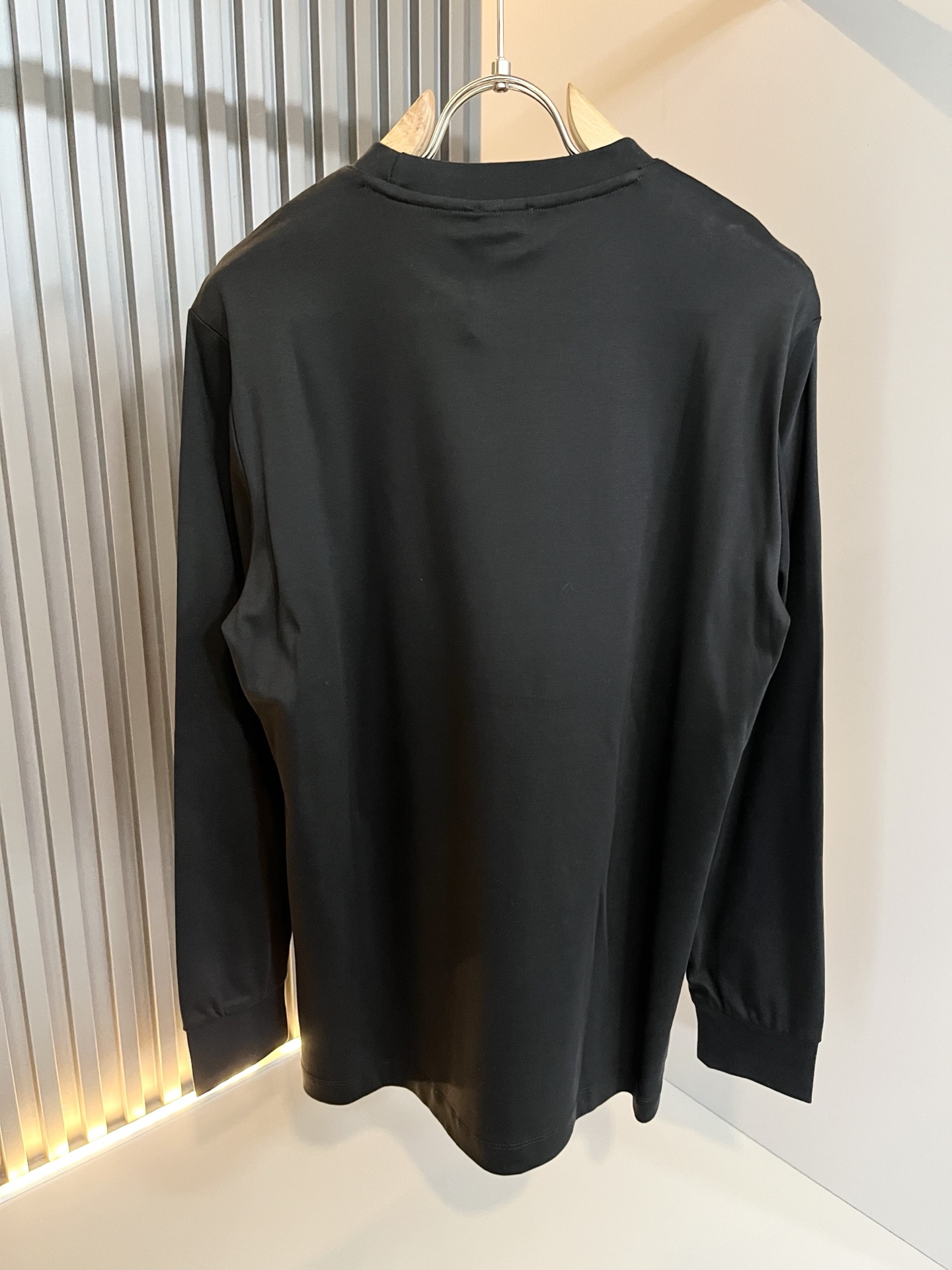 Bur*erry 巴*莉 2025秋冬新款男士长袖打底，品牌最新设计元素！既不单调也不复杂,恰到好处的展