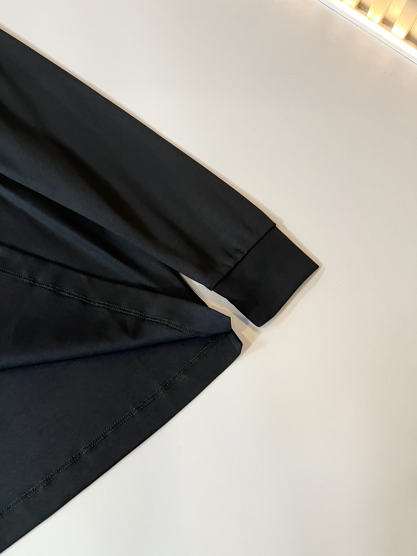 Bur*erry 巴*莉 2025秋冬新款男士长袖打底，品牌最新设计元素！既不单调也不复杂,恰到好处的展