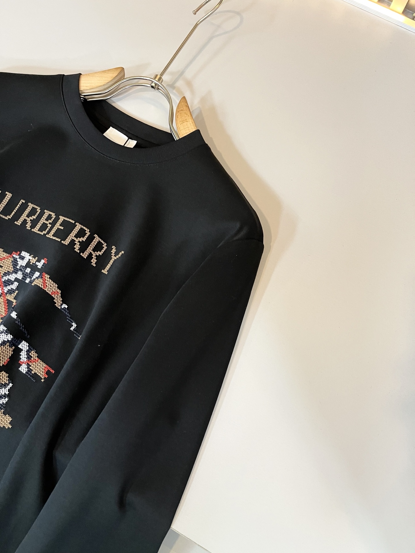 Bur*erry 巴*莉 2025秋冬新款男士长袖打底，品牌最新设计元素！既不单调也不复杂,恰到好处的展