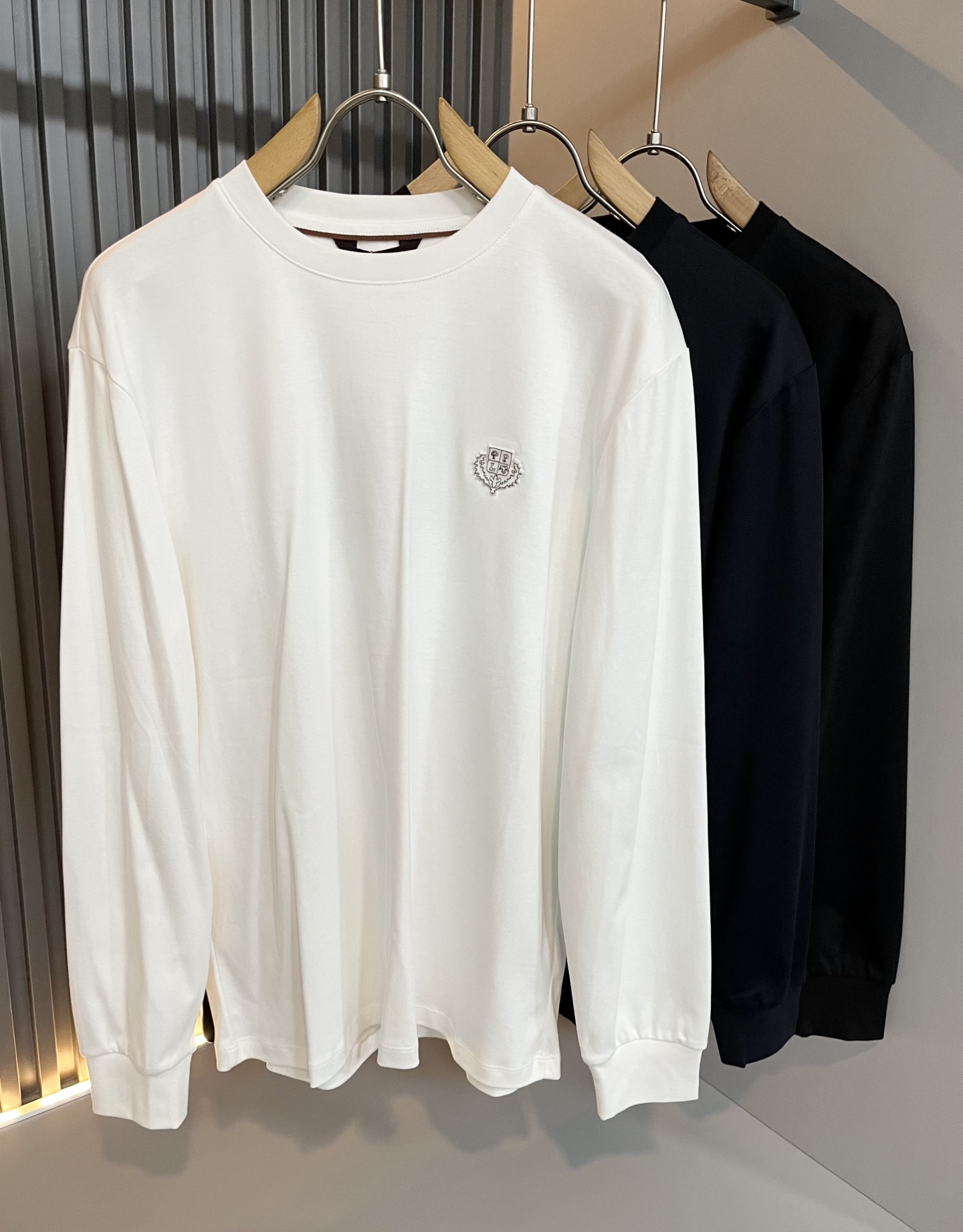 NO:599391,Loro Piana 2025 autumn and winter men's latest trade order bottoming shirt, all in good condition!  !  The back panel is designed with embroidered logo pattern!  Customized baby fleece fabric!  The upper body is comfortable and breathable, not stiff, and the overall body has a rich three-dimensional feel. It is a quality export order and is customized with exclusive baby velvet fabric tailoring to meet the simple needs of commuters. The upper body effect is very good, slimming, and not picky about the figure. The fabric workmanship... is impeccable. Only good craftsmanship and good fabrics can produce a good taste. It is a must-have item for everyone!  Size M-3XL,,loro piana,alexander wang19860909Loro Piana诺悠翩雅 2025秋冬男士最新的贸易订单打底衫,全品相！！后幅采用logo图案刺绣压胶设计！定制婴儿绒面料！上身舒适透气,不僵硬,整体有着丰富的立体感,品质出口订单,定制专属婴儿绒面料剪裁,满足通勤人们对于着装的简约需求,上身效果很好,显瘦,不挑剔身材.面料做工....无可挑剔,好工艺好面料才能穿出好品味一款,人手必备单品！尺码M-3XL,,loro piana,alexander wang,Men's clothing