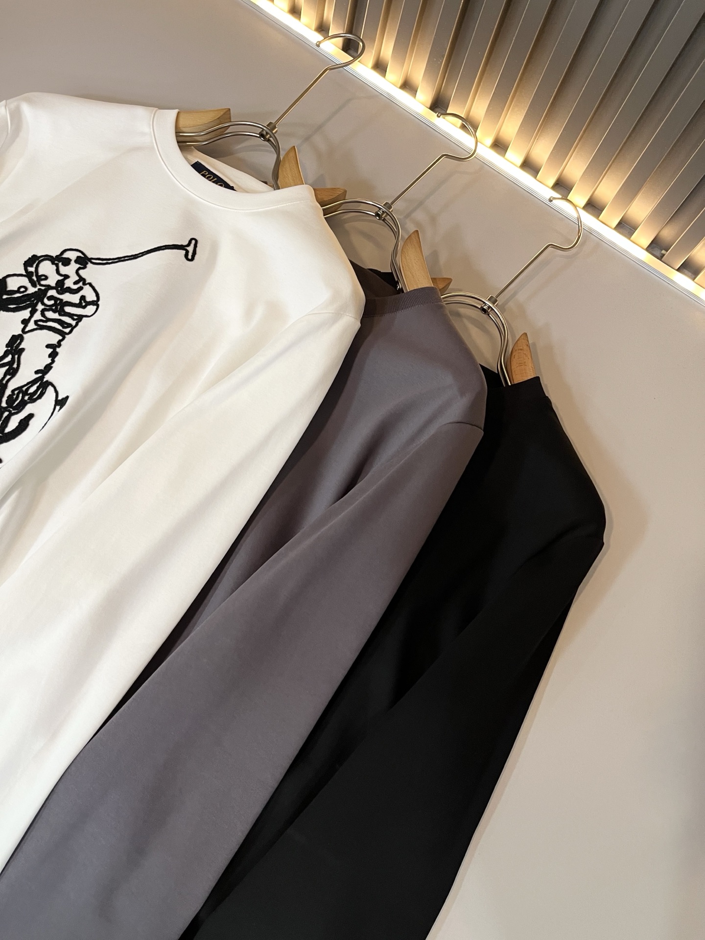 保罗POLOSPORT 2025秋冬新款男士长袖打底衫，简约纯色时尚款不乏有许多设计大咖们都对于纯色都有