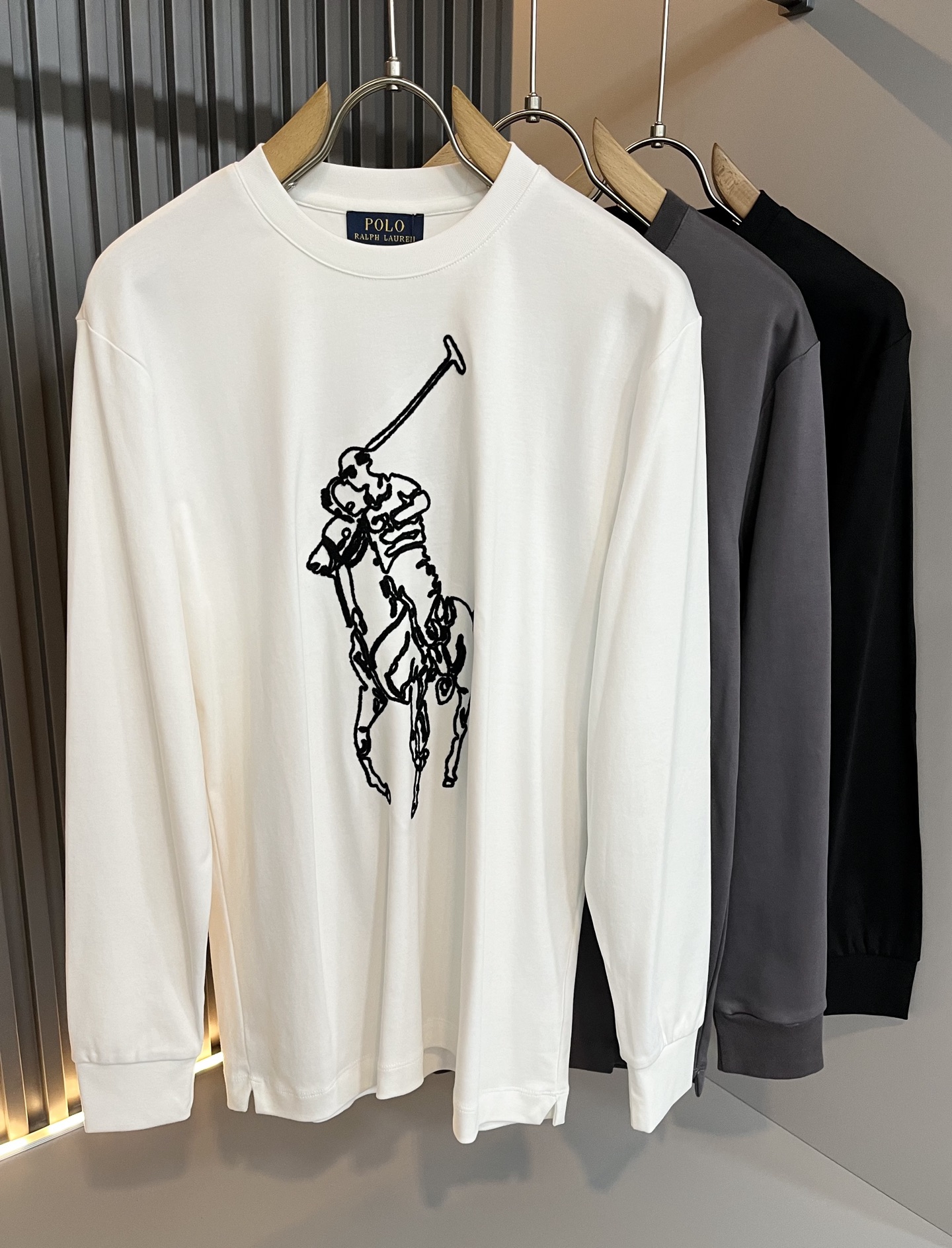 NO:598409,Paul POLOSPORT's new autumn and winter men's long-sleeved bottoming shirts are simple and solid-color fashion models. Many design masters have an inseparable feeling for solid colors. This is a tribute to tradition and a nostalgia for the mood~ In fact, the nostalgia of the design also determines the tone of the work. The work I want to talk about today is a new work brought by~~ It can be said to be a style work that can be used for business or leisure. It has a simple iconic logo embroidery design on the chest!  The exquisite workmanship is worthy of careful consideration. It can be said that it is an extremely accurate setting of simple style. A simple and casual tone is very accurate. The imported pure cotton fabric is soft and comfortable. The workmanship is impeccable. It is not monotonous and looks more high-end. It originally exudes a fashionable temperament. Coupled with its soft and comfortable fabric, the wearing experience of the whole piece is taken to a higher level~ The control of style and tone is very accurate!  !  The first choice for shopping~~ Exclusive on the entire network, sizes M-3XL,, alexander wang19860909保罗POLOSPORT 秋冬新款男士长袖打底衫,简约纯色时尚款不乏有许多设计大咖们都对于纯色都有着难以割舍的情怀.这是一种对于传统的致敬,也是一种对于情调的怀旧~其实,设计的怀旧感很大部分也决定了作品的基调.今天要说的这件作品,就是由带来的新作~~可以说是一件可商务可休闲的风格作品.胸前简单标志性logo刺绣设计！精致的做工值得细品,可以说是一次极为准确的简洁风定调.一种简洁&休闲的基调已经十分准确了.进口纯棉面料,质地柔软舒适.做工无可挑剔.不单调的同时更显高端.本来散发的就是一种时尚的气质,再加上其柔软舒适的面料,整件作品的穿搭体验,更上一层楼~对于风格的把控以及基调的石锤,更是非常只准确！！剁手首选好吧~~全网独家,尺码M-3XL,,alexander wang,Men's clothing