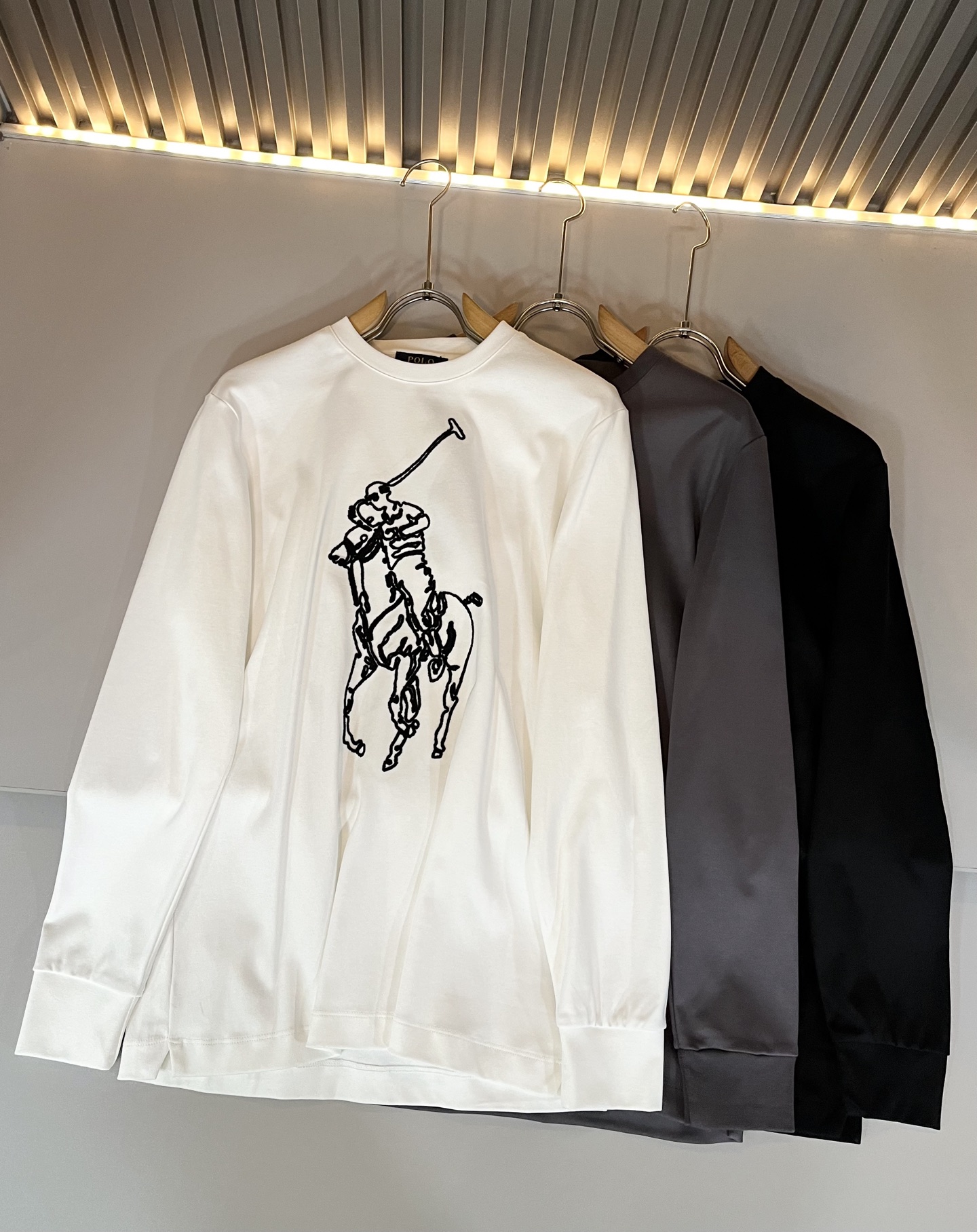 保罗POLOSPORT 2025秋冬新款男士长袖打底衫，简约纯色时尚款不乏有许多设计大咖们都对于纯色都有