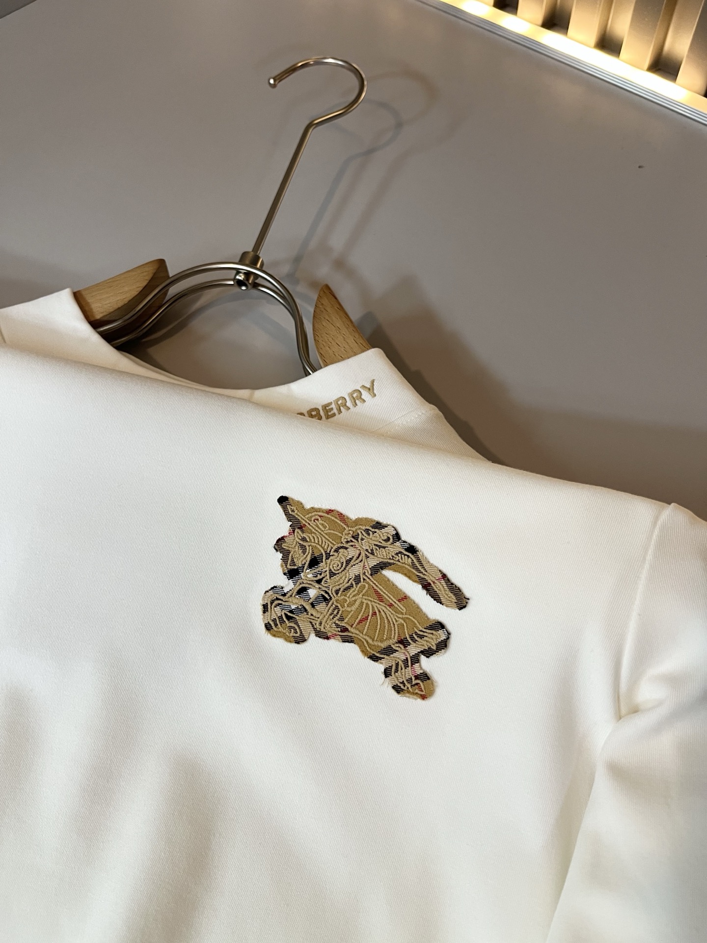 Bur*erry 巴*莉 2025秋冬新款男士长袖打底，品牌最新设计元素！既不单调也不复杂,恰到好处的展