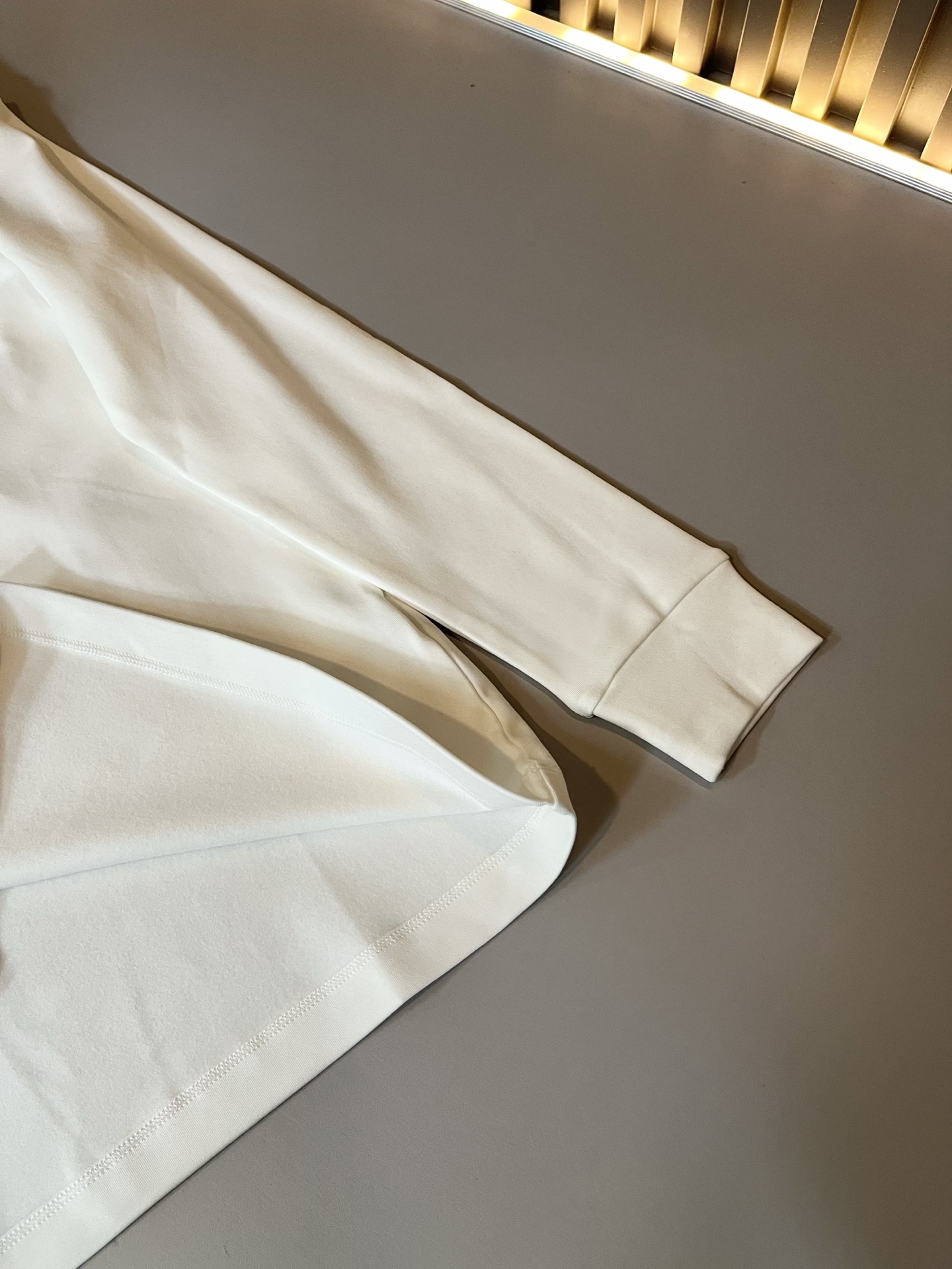 Bur*erry 巴*莉 2025秋冬新款男士长袖打底，品牌最新设计元素！既不单调也不复杂,恰到好处的展