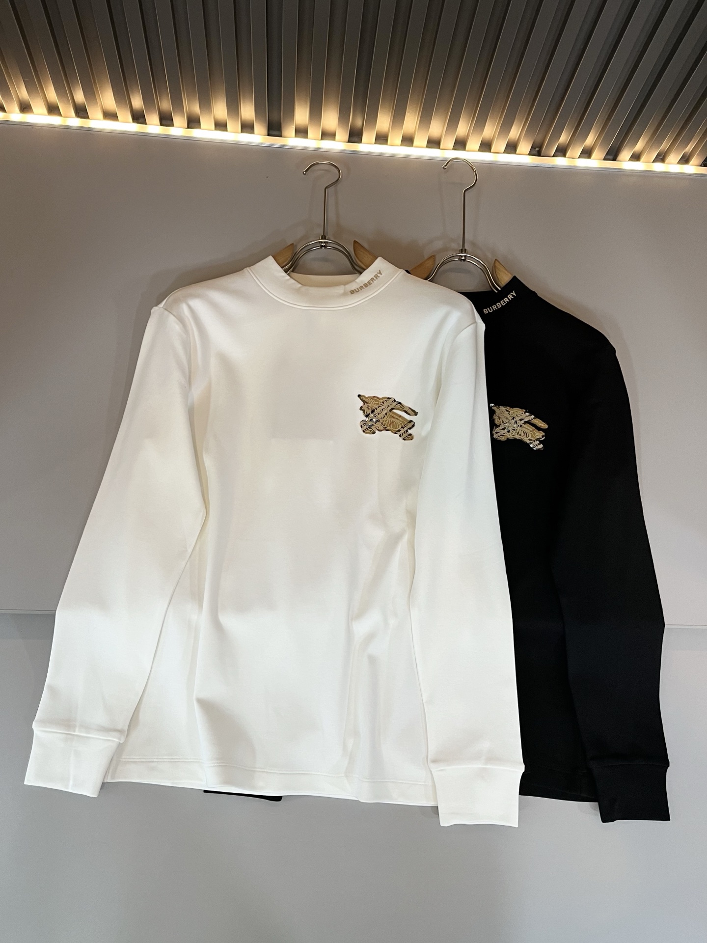 Bur*erry 巴*莉 2025秋冬新款男士长袖打底，品牌最新设计元素！既不单调也不复杂,恰到好处的展