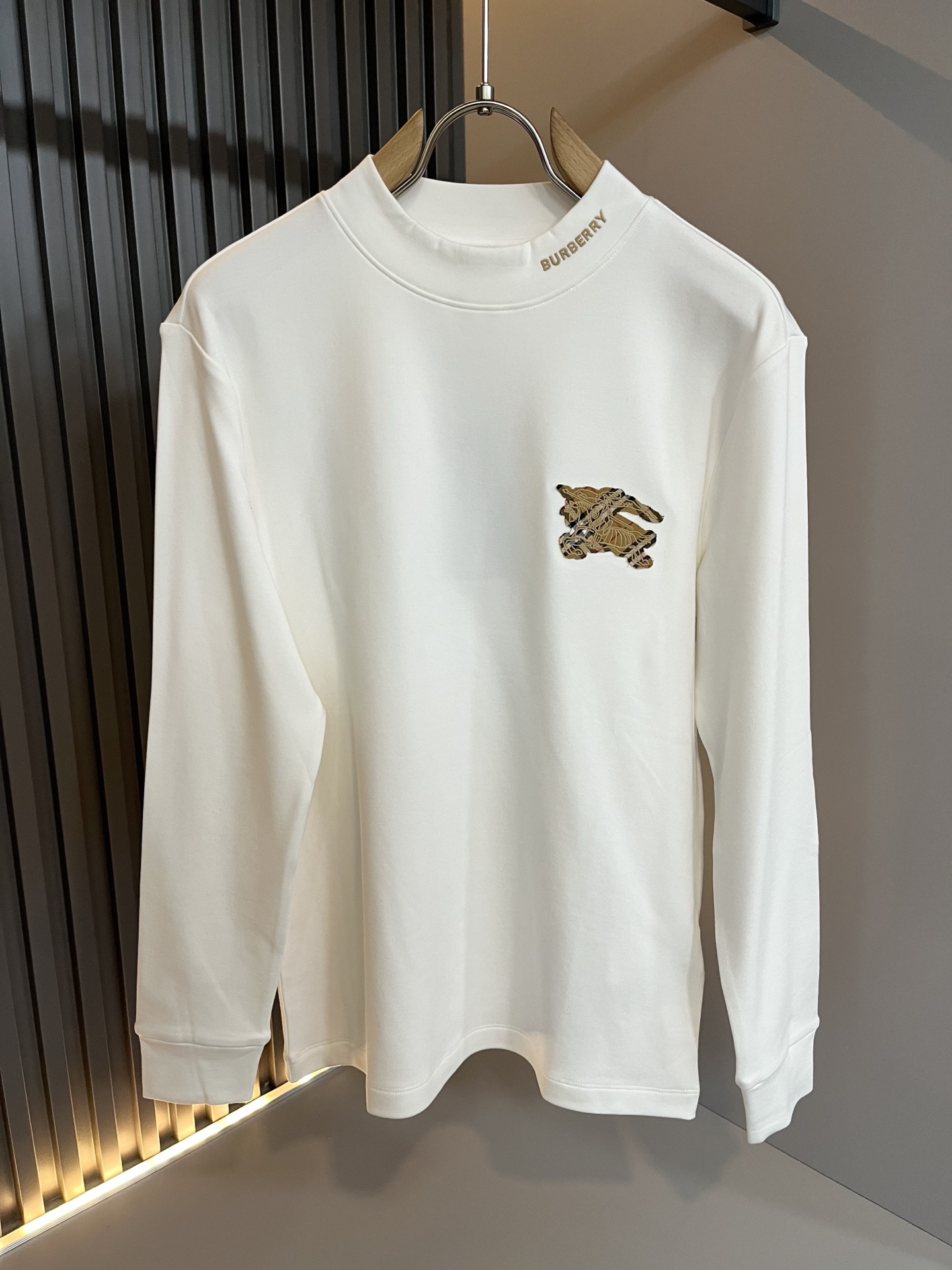 Bur*erry 巴*莉 2025秋冬新款男士长袖打底，品牌最新设计元素！既不单调也不复杂,恰到好处的展