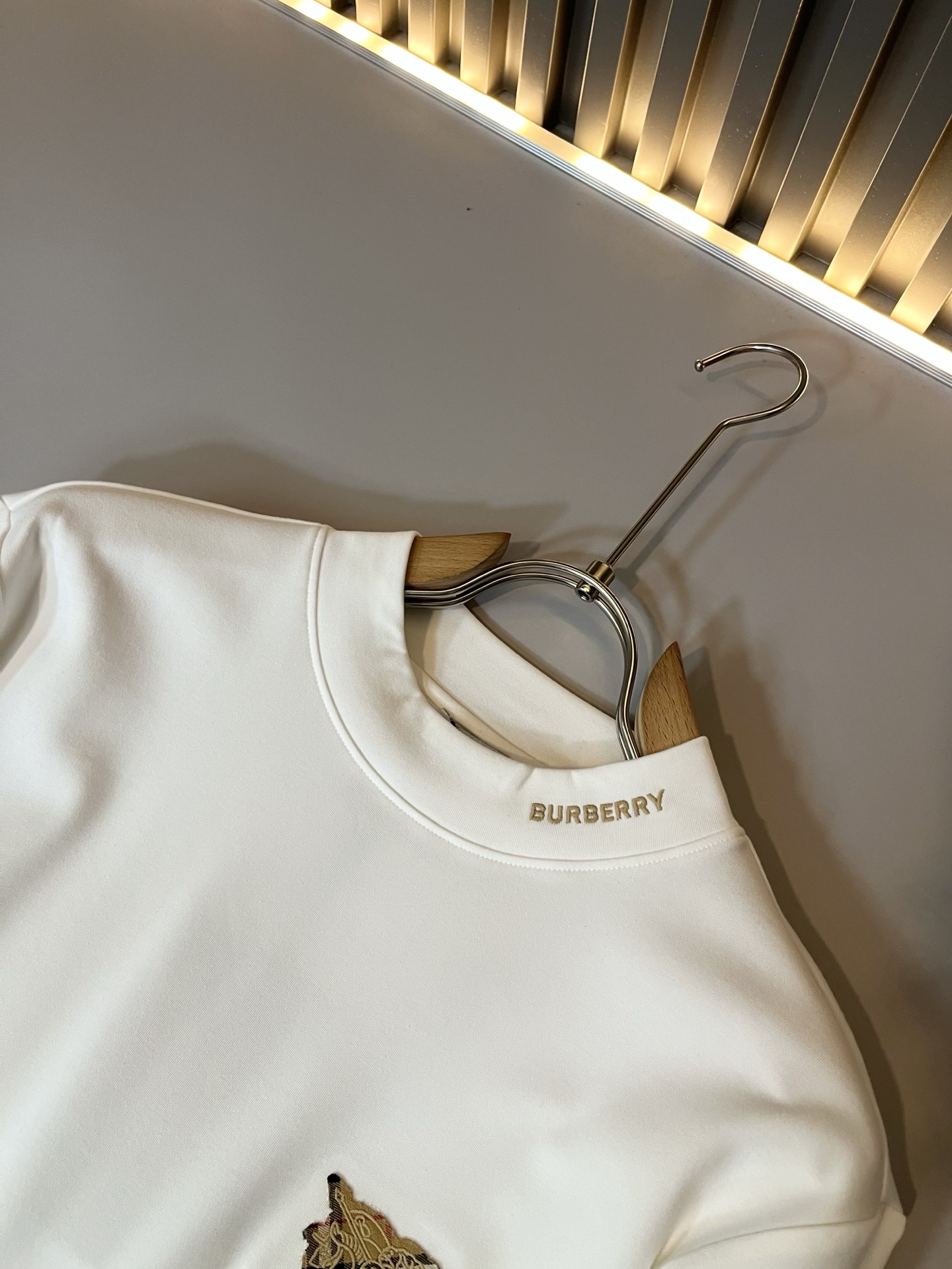 Bur*erry 巴*莉 2025秋冬新款男士长袖打底，品牌最新设计元素！既不单调也不复杂,恰到好处的展