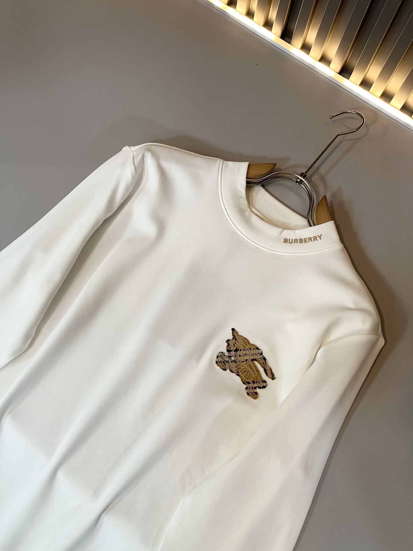 Bur*erry 巴*莉 2025秋冬新款男士长袖打底，品牌最新设计元素！既不单调也不复杂,恰到好处的展