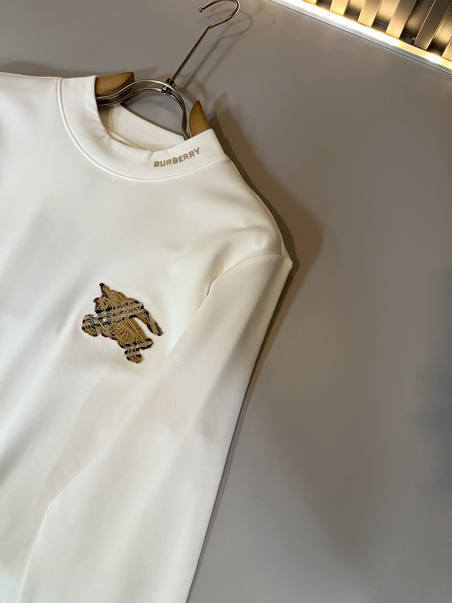 Bur*erry 巴*莉 2025秋冬新款男士长袖打底，品牌最新设计元素！既不单调也不复杂,恰到好处的展