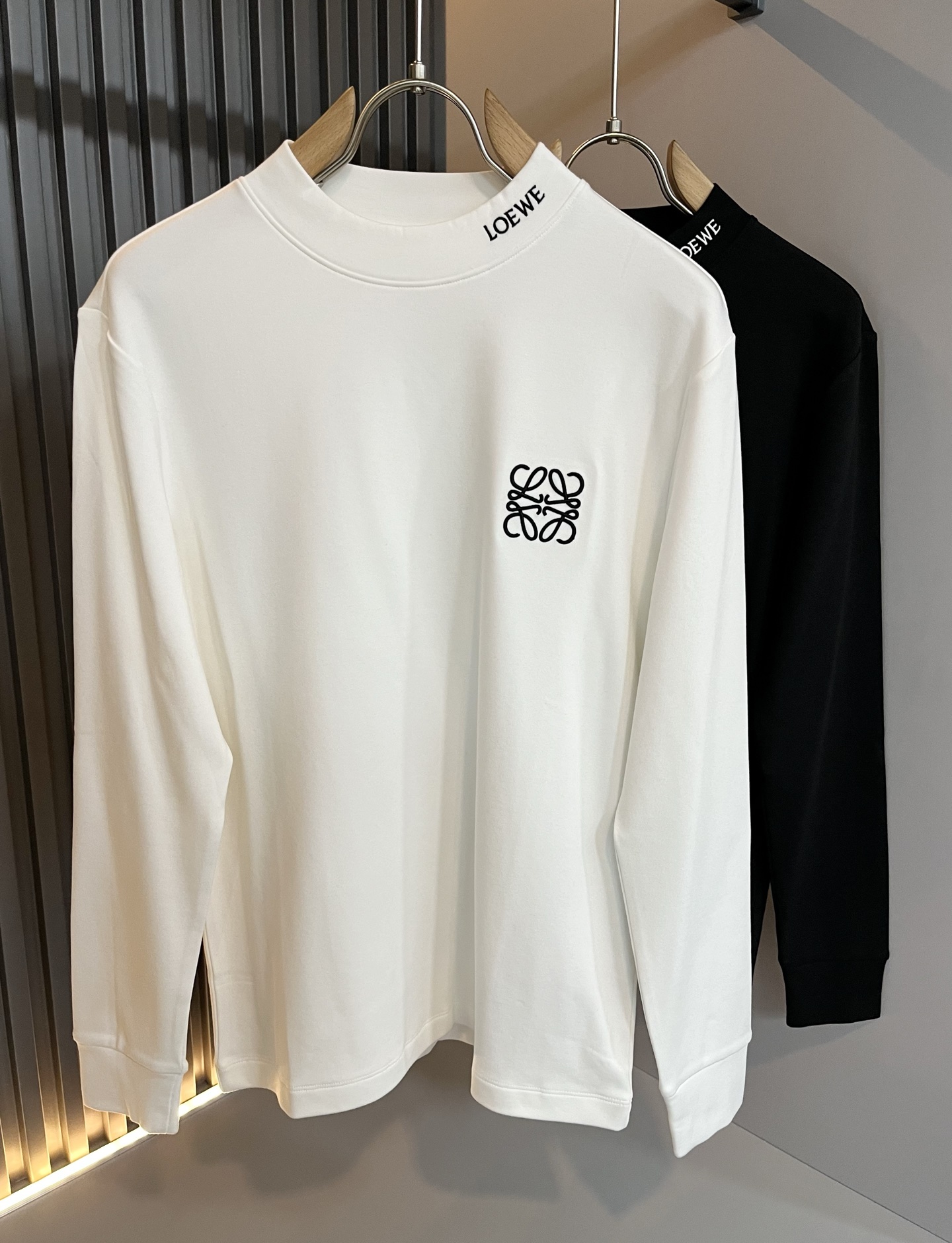 NO:600589,LOE*WE 2025 autumn and winter men's base layer shirt, Italian original order channel, highly personalized and high-end style, logo pattern embroidery design!  The latest popular fashion product has arrived. It is a simple and high-end fashion item. It is a fashion product with very high-end charm and is a must-have item for fashion trends!  Italian original factory channel, special supply level order, released simultaneously by Hong Kong, Macao and Taiwan buyer stores. This model is also the latest popular product of Loewe family this year, and it is also the most classic product. Its specifications and quality are beyond doubt!  !  The selection is extremely diverse. It goes without saying that this style has that fresh and natural feeling, which highlights the brand's charm and high-end sense. The texture of this style is very good, and the weight and color that can be felt by hand are even better on the skin. It is a full wearing enjoyment!  !  Size: S-2XL,,loewe,loewe,alexander wang19860909LOE*WE罗*威 2025秋冬男士打底衫,意大利原厂订单渠道,极具个性高级风,标志logo图案刺绣工艺设计！最新时尚潮流人气产物驾到,又是一款简约高级的时尚单品,穿搭魅力十分高级不俗的时尚产物 ,时尚潮流必备单品！意大利原厂渠道,特供级别订单,同步港澳台买手店发布,此款也是罗意威家今年的最新人气产物,也是最经典的产物,其规格跟档次更是毋庸置疑！！ 选择极具多样化,言而喻此款自然具备那种清新自然的感觉,彰显品牌魅力与高级感,此款的质感十分的到位,用手可以感知的重磅跟出彩亲肤程度更是上佳,十足的穿着享受！！尺码: S-2XL,,loewe,loewe,alexander wang,Men's clothing