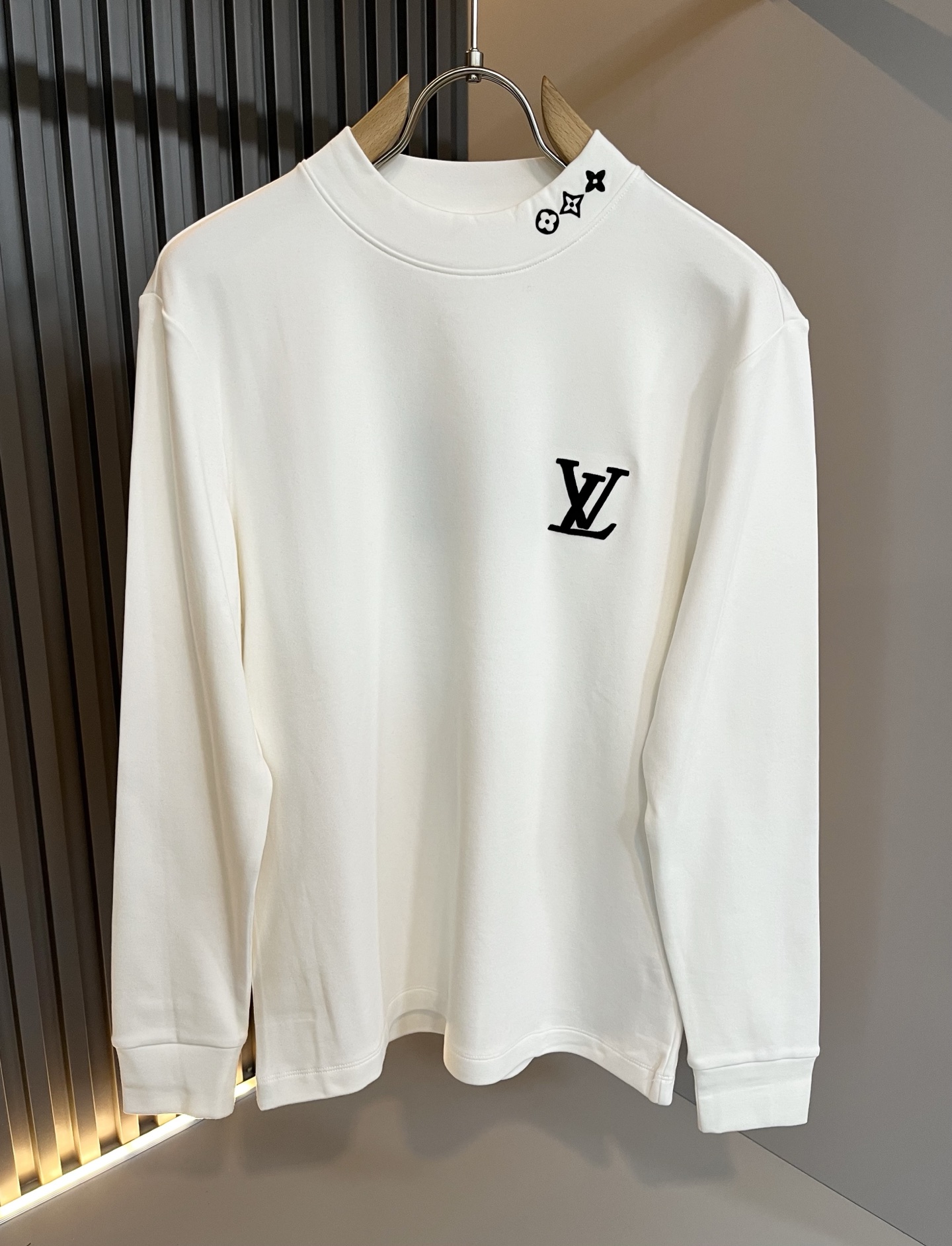 LouisVuitt*路易*登 2025秋冬新款男士长袖打底衫，非常时髦胸前logo刺绣修饰！区别于以往